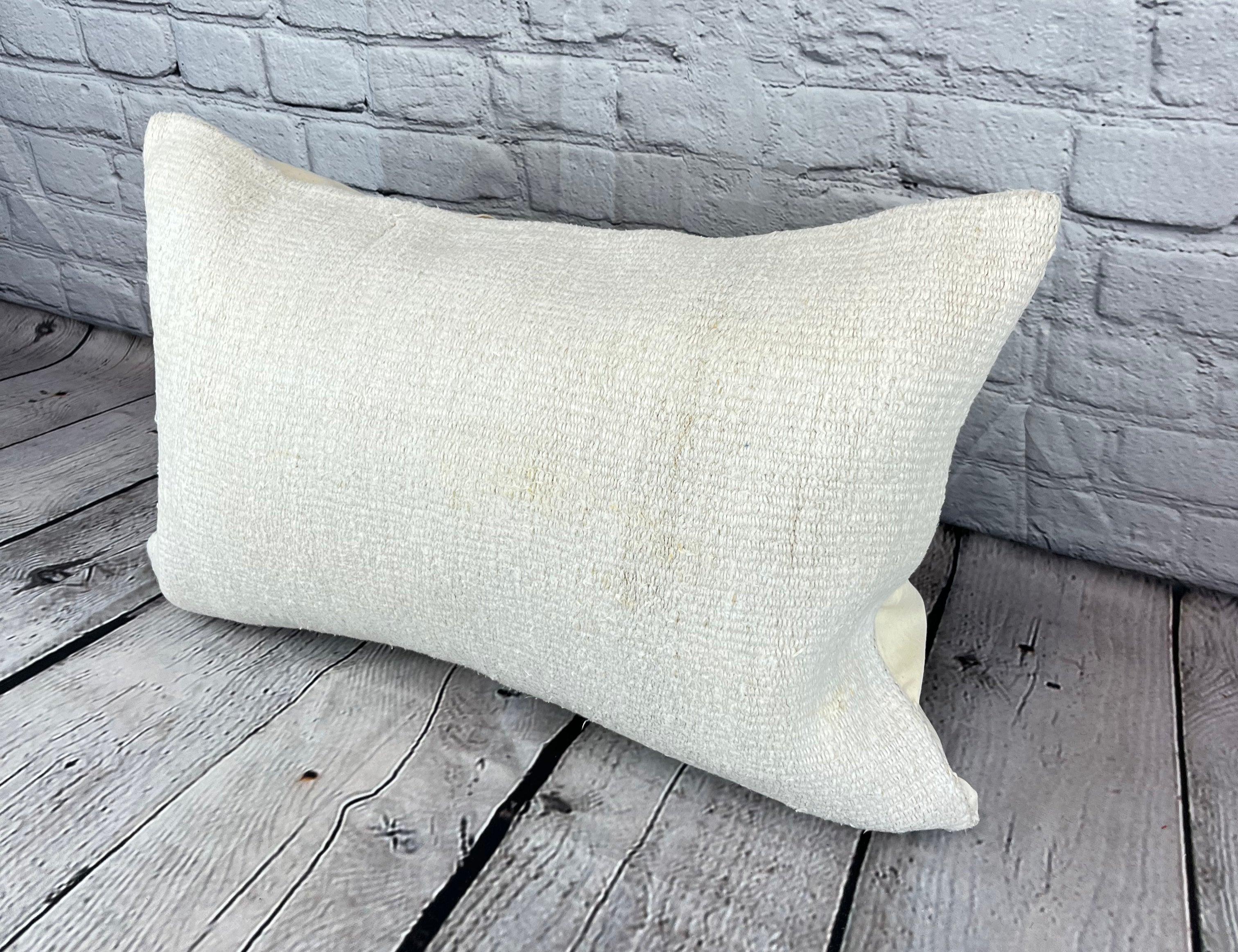 16 x 24 Hemp Pillow Turkish Cushion Natural White Pillow Cushion Cover #6087 Élevez votre décoration intérieure avec notre Hemp Pillow Turkish Cushion. Cette exquise housse de coussin, méticuleusement tissée à la main, ajoute une touche d'élégance