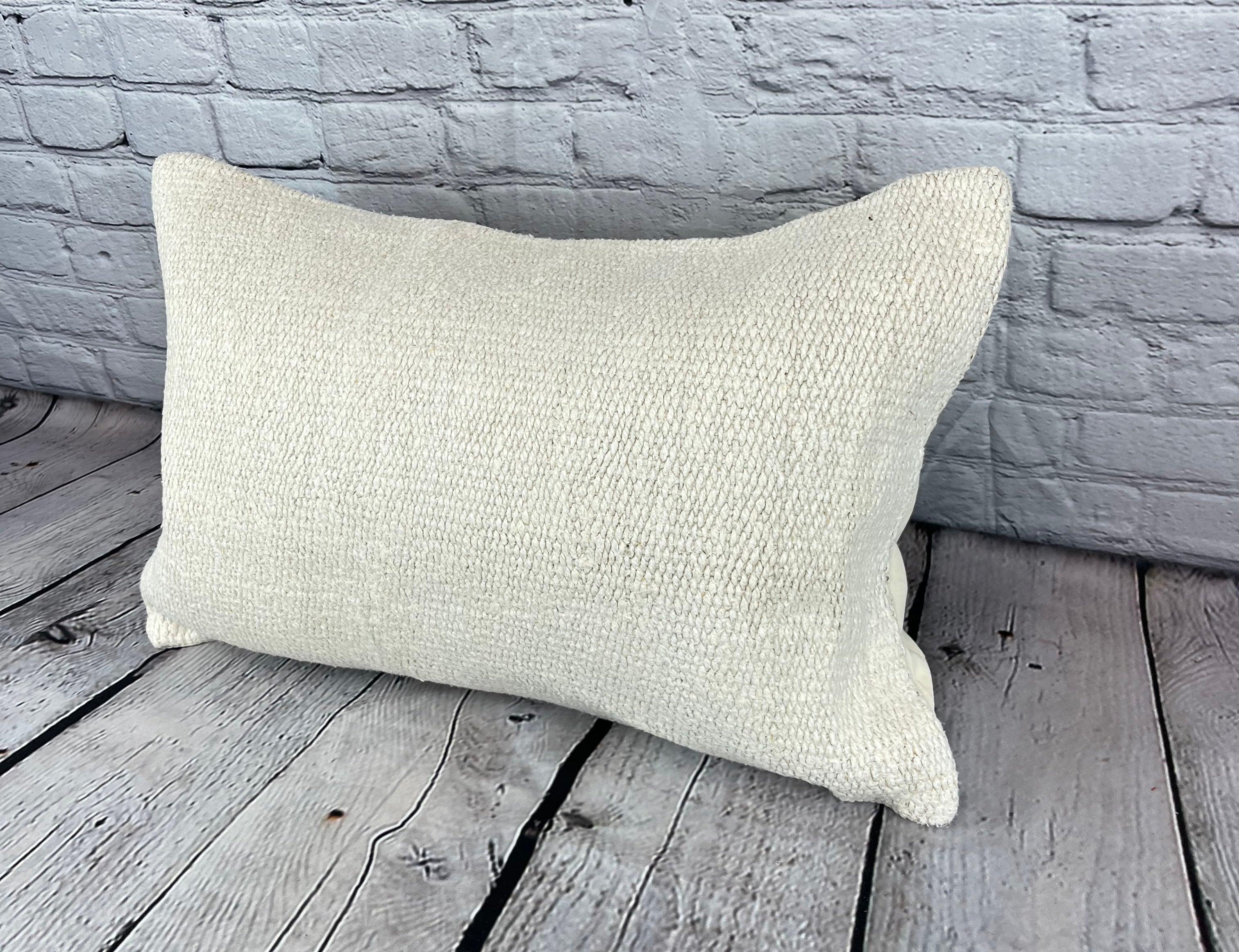 16 x 24 Hanf Kissen Türkisches Kissen Natürliches Weißes Kissen Kissenbezug #6088 Erhöhen Sie Ihr Heimdekor mit unserem Hanf Kissen Türkisches Kissen. Dieser exquisite, sorgfältig handgewebte Kissenbezug verleiht jedem Raum einen Hauch von Eleganz