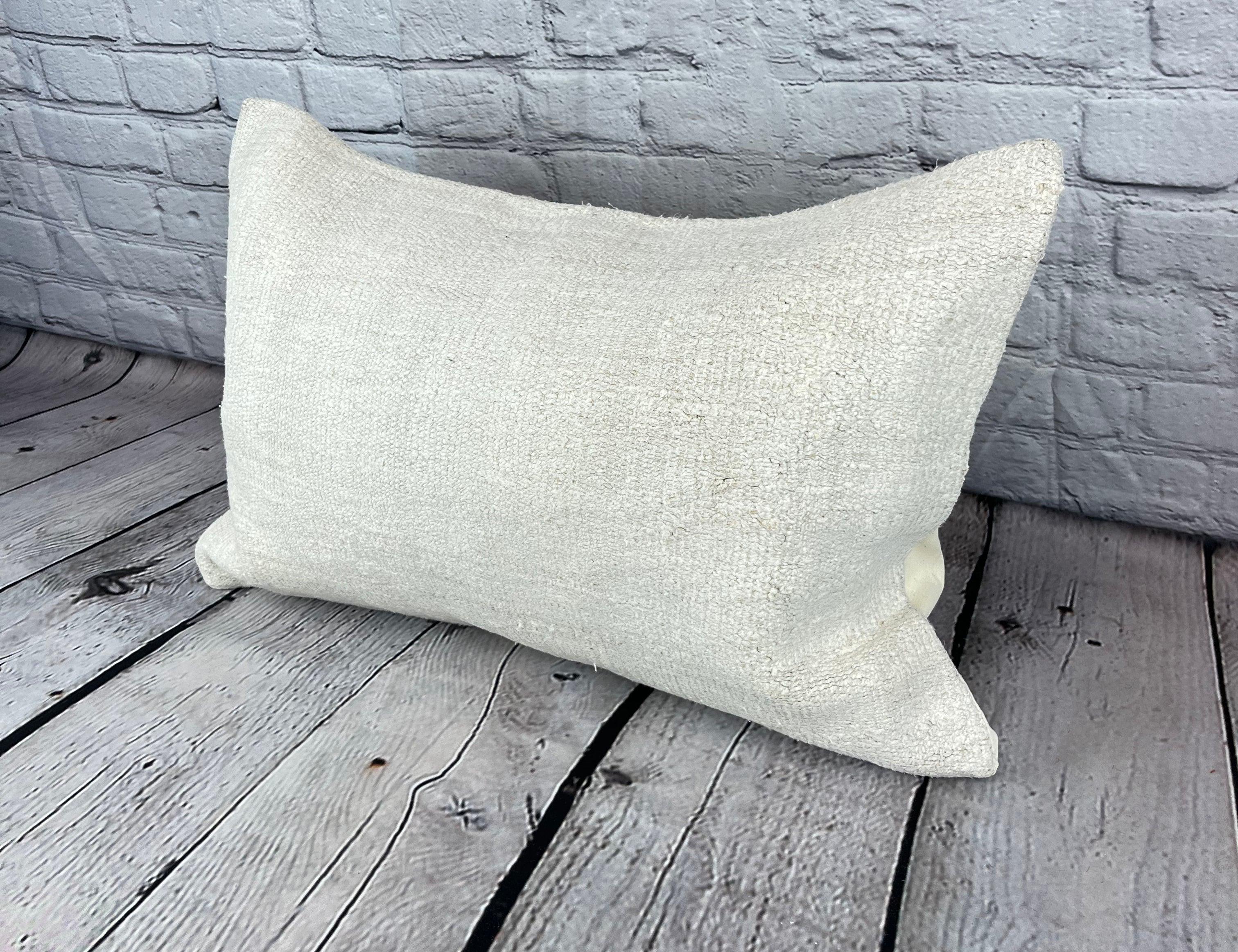 16 x 24 Hanf Kissen Türkisches Kissen Natürliches Weißes Kissen Kissenbezug #6091 Erhöhen Sie Ihr Heimdekor mit unserem Hanf Kissen Türkisches Kissen. Dieser exquisite, sorgfältig handgewebte Kissenbezug verleiht jedem Raum einen Hauch von Eleganz