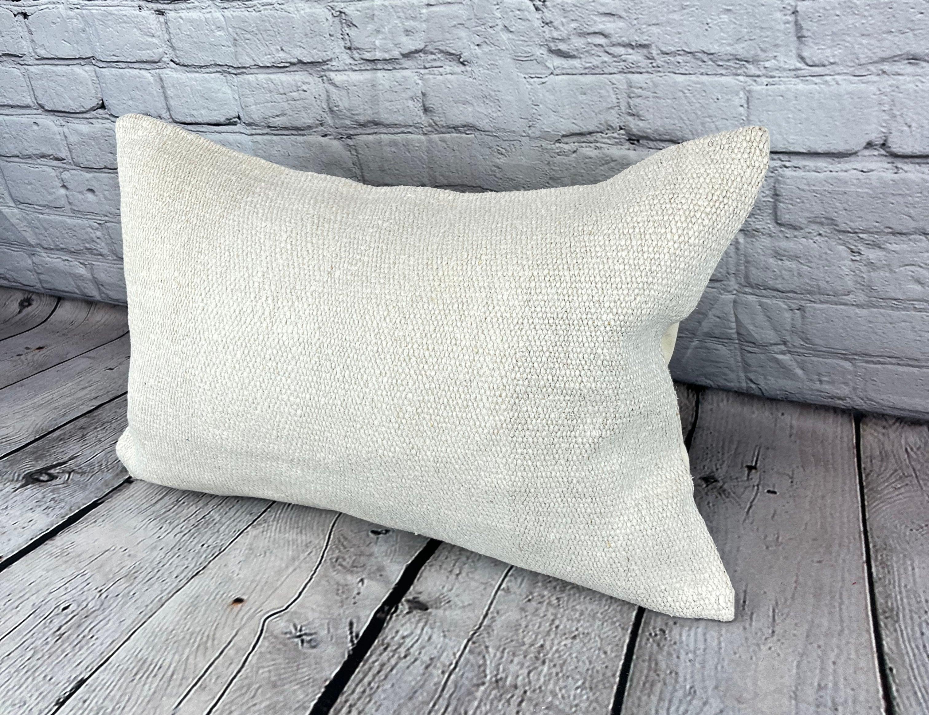 16 x 24 Hanf Kissen Türkisches Kissen Natürliches Weißes Kissen Kissenbezug #6093 Erhöhen Sie Ihr Heimdekor mit unserem Hanf Kissen Türkisches Kissen. Dieser exquisite, sorgfältig handgewebte Kissenbezug verleiht jedem Raum einen Hauch von Eleganz