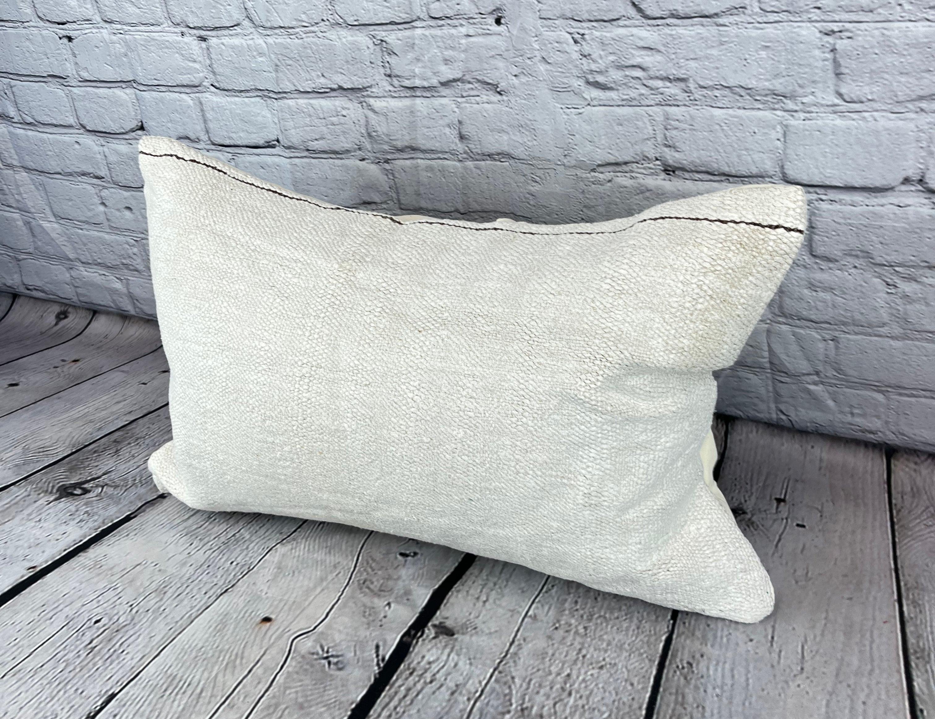 16 x 24 Hanf Kissen Türkisches Kissen Natürliches Weißes Kissen Kissenbezug #6095 Erhöhen Sie Ihr Heimdekor mit unserem Hanf Kissen Türkisches Kissen. Dieser exquisite, sorgfältig handgewebte Kissenbezug verleiht jedem Raum einen Hauch von Eleganz