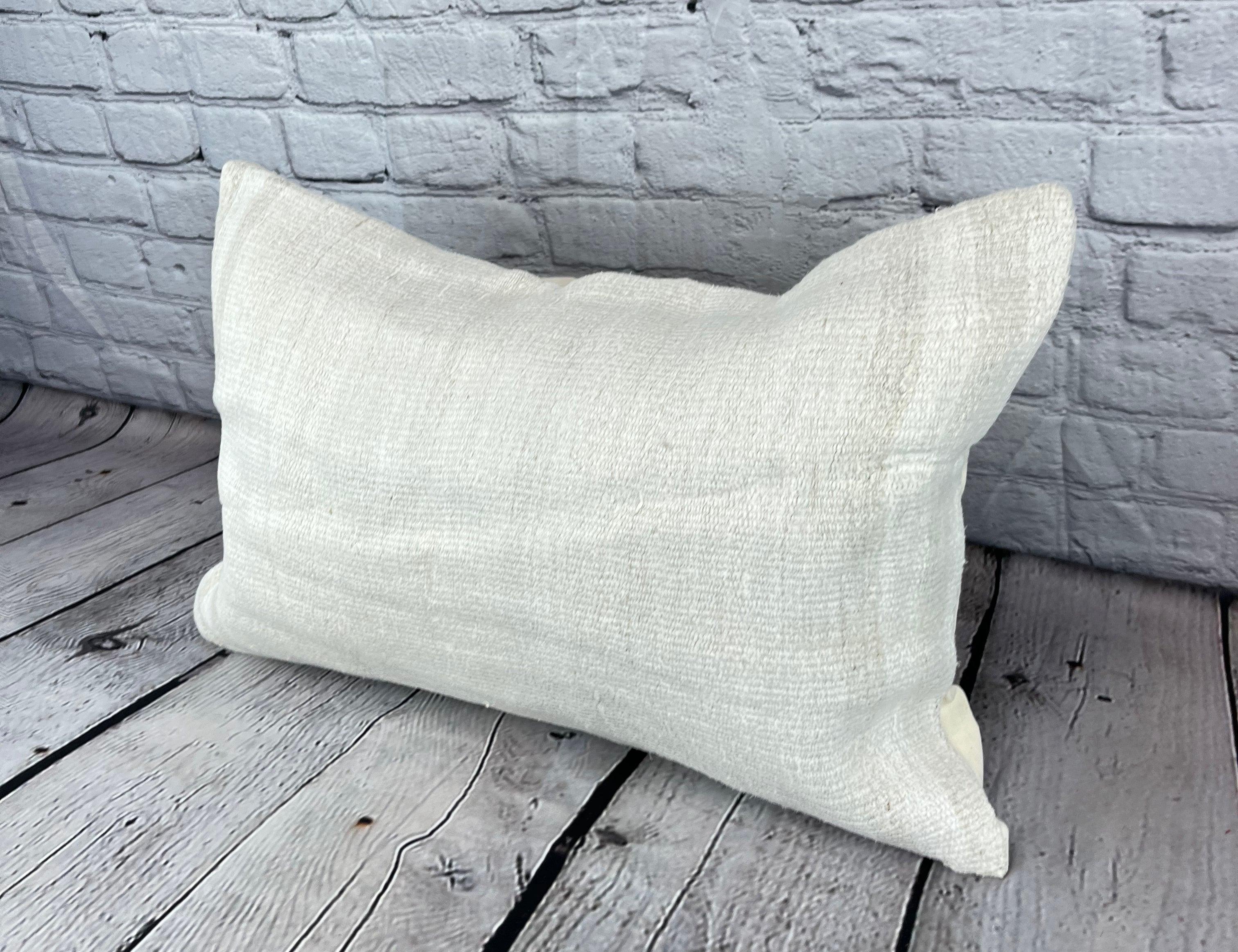 16 x 24 Hanf Kissen Türkisches Kissen Natürliches Weißes Kissen Kissenbezug #6096 Erhöhen Sie Ihr Heimdekor mit unserem Hanf Kissen Türkisches Kissen. Dieser exquisite, sorgfältig handgewebte Kissenbezug verleiht jedem Raum einen Hauch von Eleganz