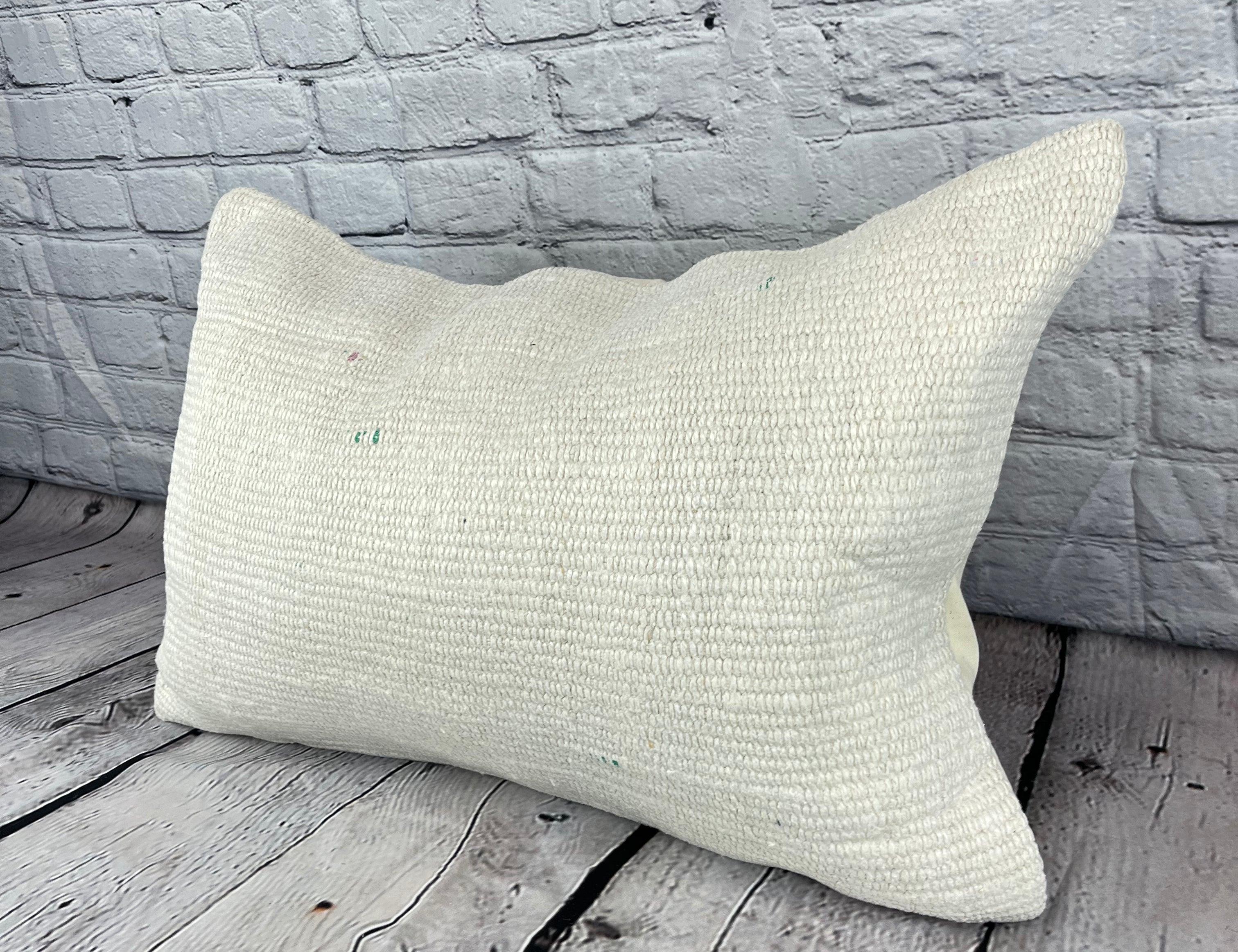 16 x 24 Cuscino in Canapa Cuscino Turco Nature Bianco Copricuscino #6097 Migliora l'arredamento della tua casa con il nostro Cuscino in Canapa Turco. Questo squisito copricuscino, meticolosamente tessuto a mano, aggiunge un tocco di eleganza e