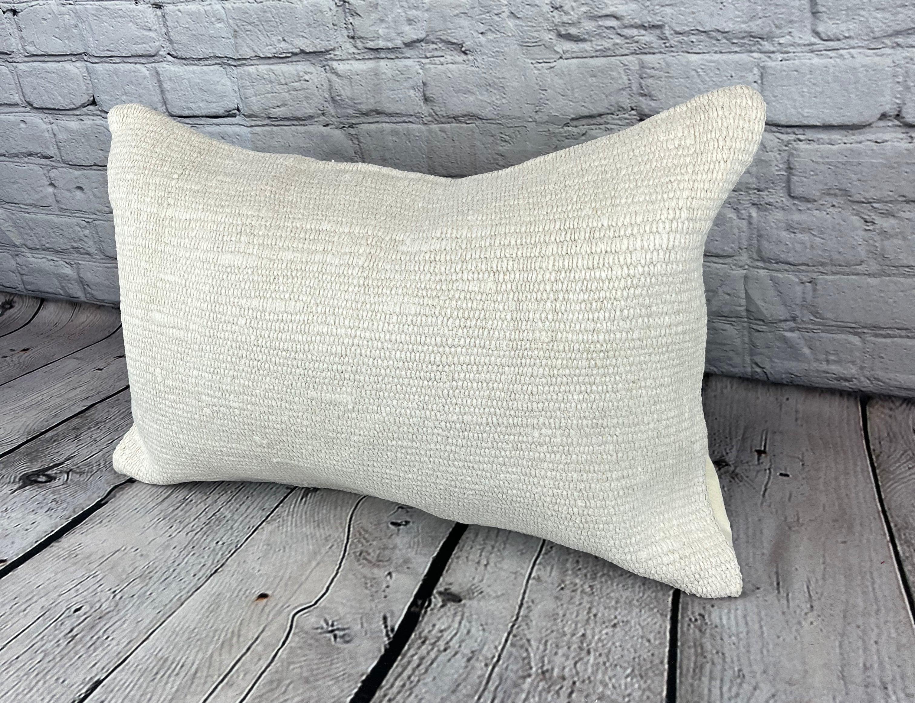 16 x 24 Hanf Kissen Türkisches Kissen Natürliches Weißes Kissen Kissenbezug #6098 Erhöhen Sie Ihr Heimdekor mit unserem Hanf Kissen Türkisches Kissen. Dieser exquisite, sorgfältig handgewebte Kissenbezug verleiht jedem Raum einen Hauch von Eleganz