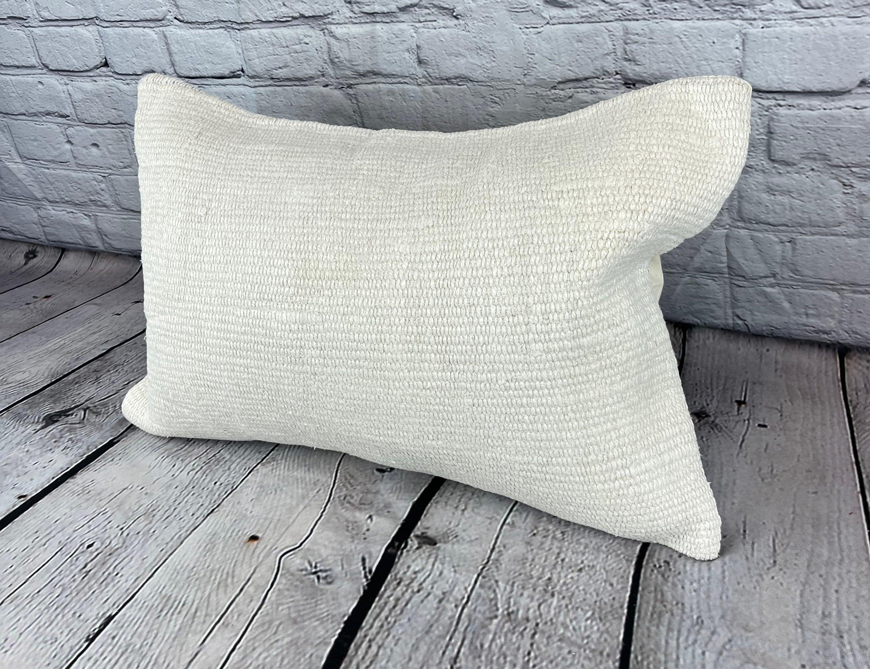 16 x 24 Hanf Kissen Türkisches Kissen Natürliches Weißes Kissen Kissenbezug #6100 Erhöhen Sie Ihre Wohnkultur mit unserem Hanf Kissen Türkisches Kissen. Dieser exquisite, sorgfältig handgewebte Kissenbezug verleiht jedem Raum einen Hauch von Eleganz