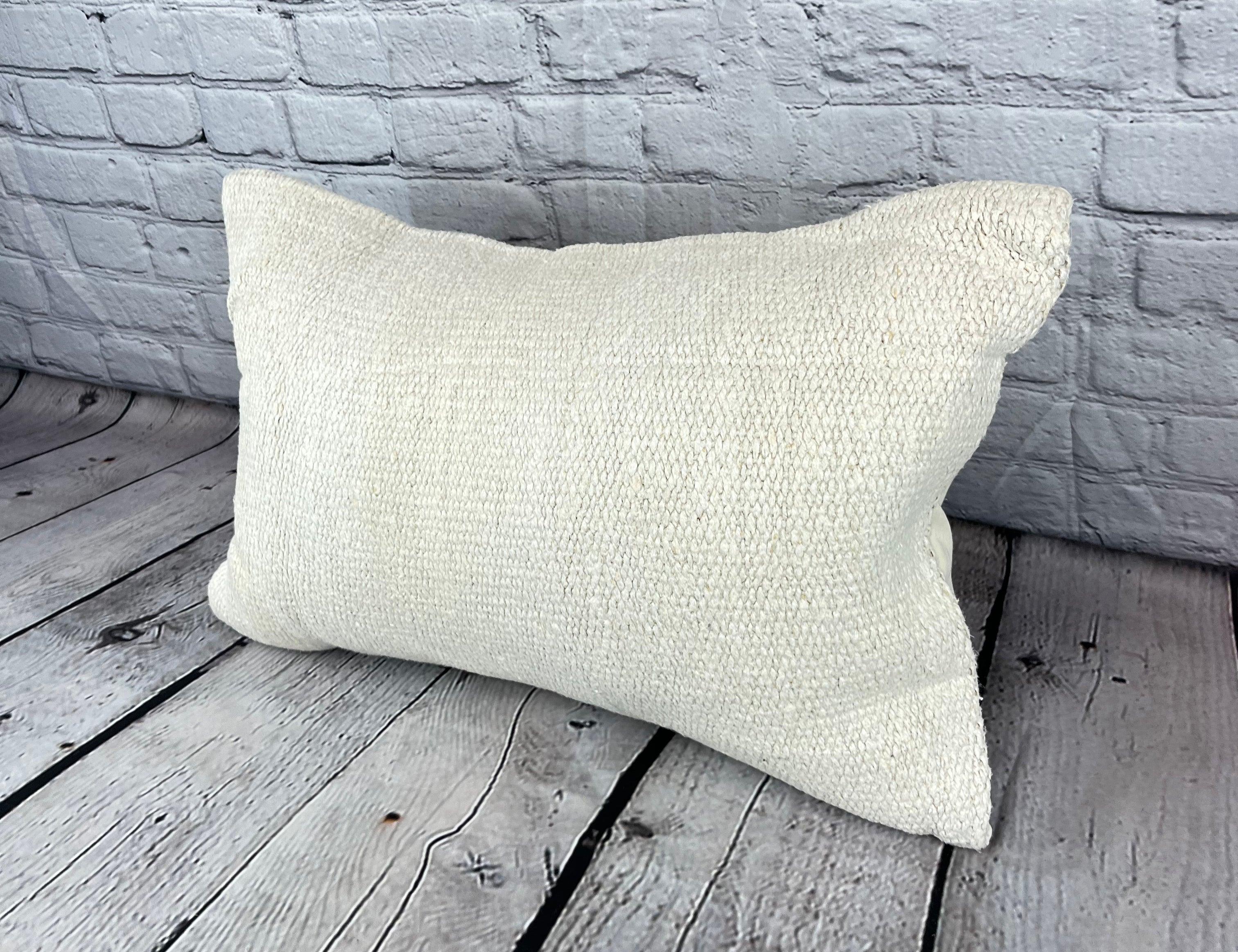 16 x 24 Cuscino in Canapa Cuscino Turco Nature Bianco Copricuscino #6101 Migliora l'arredamento della tua casa con il nostro Cuscino in Canapa Turco. Questo squisito copricuscino, meticolosamente tessuto a mano, aggiunge un tocco di eleganza e