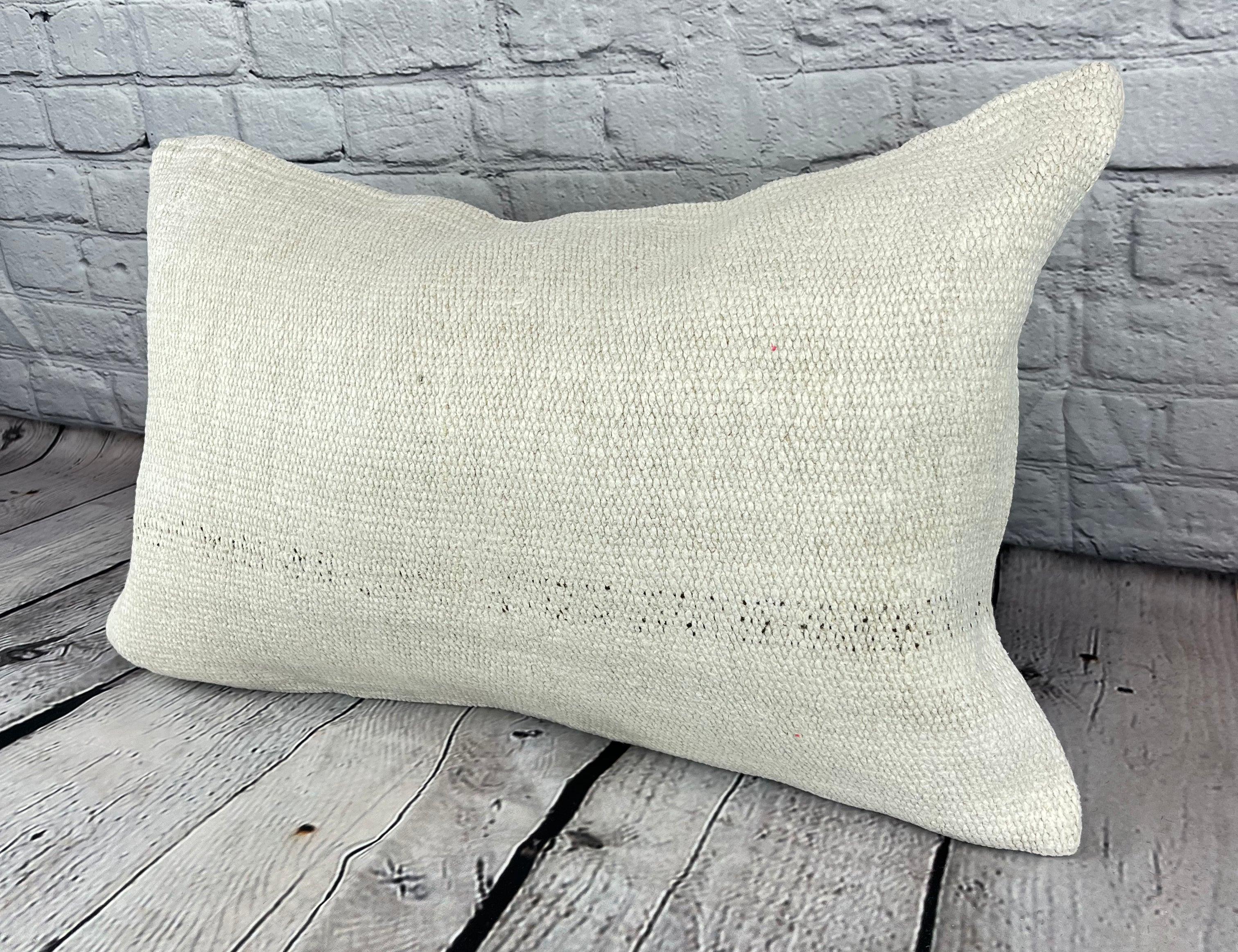 16 x 24 Hanf Kissen Türkisches Kissen Natürliches Weißes Kissen Kissenbezug #6102 Erhöhen Sie Ihre Wohnkultur mit unserem Hanf Kissen Türkisches Kissen. Dieser exquisite, sorgfältig handgewebte Kissenbezug verleiht jedem Raum einen Hauch von Eleganz