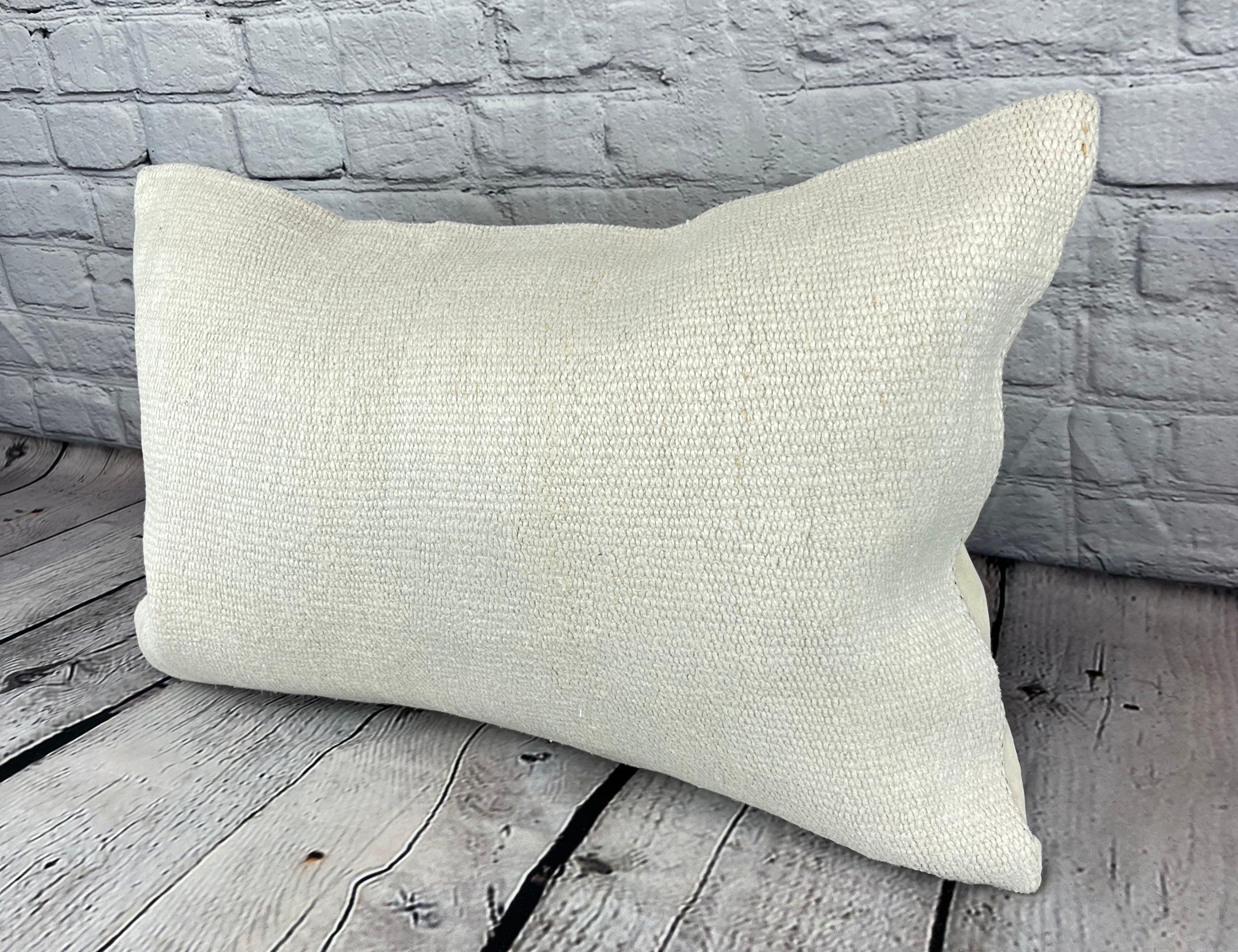 16 x 24 Hanf-Kissen Türkisches Kissen Natürliches Weißes Kissen Kissenbezug #6103 Erhöhen Sie Ihr Heimdekor mit unserem Hanf-Kissen Türkisches Kissen. Dieser exquisite, sorgfältig handgewebte Kissenbezug verleiht jedem Raum einen Hauch von Eleganz