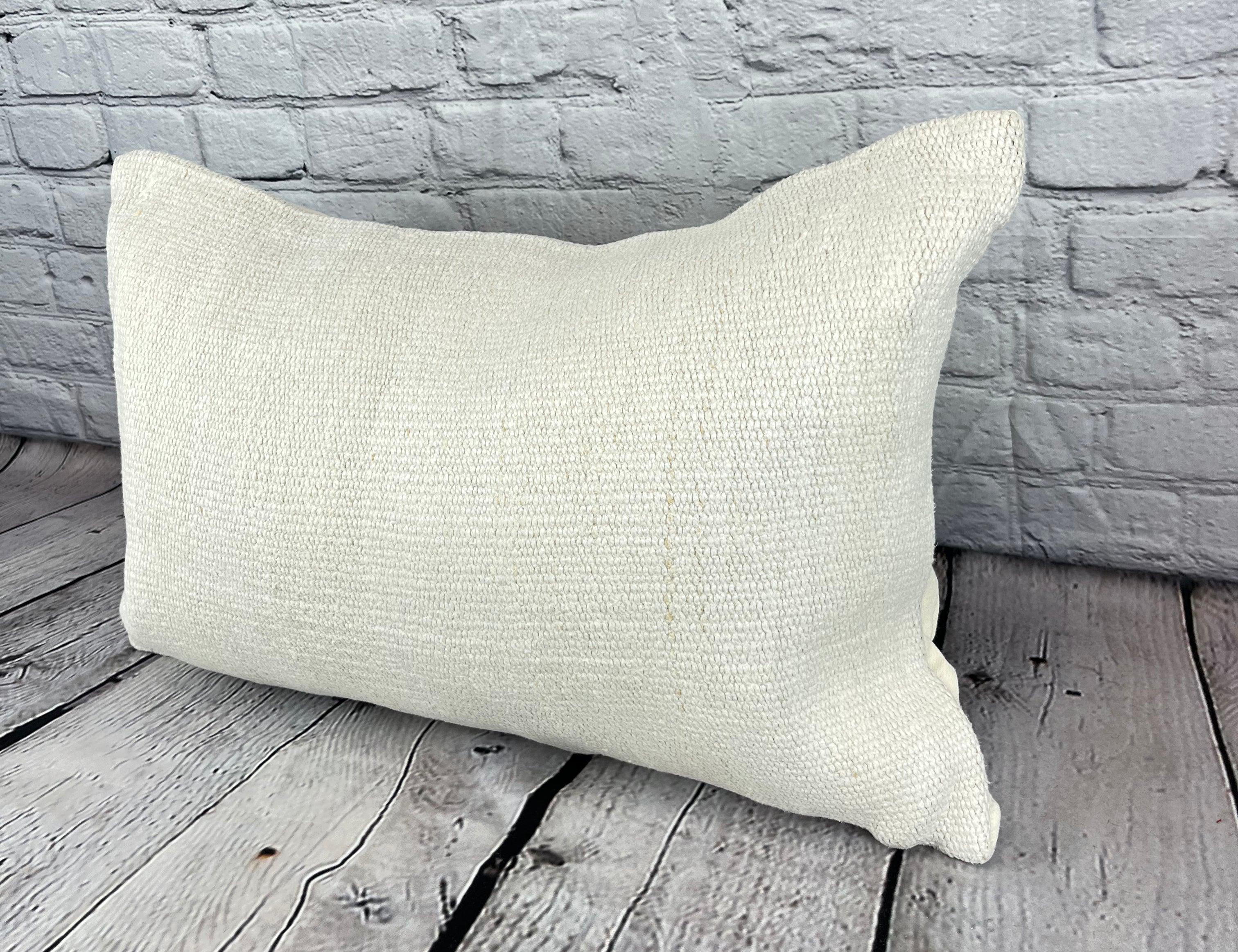 16 x 24 Cuscino in Canapa Cuscino Turco Nature Bianco Copricuscino #6104 Migliora l'arredamento della tua casa con il nostro Cuscino in Canapa Cuscino Turco. Questo squisito copricuscino, meticolosamente tessuto a mano, aggiunge un tocco di eleganza
