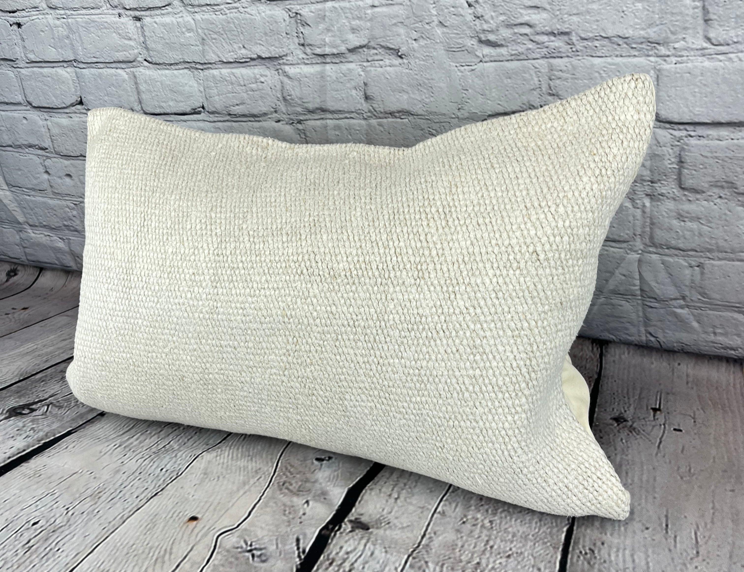 16 x 24 Cuscino in Canapa Cuscino Turco Nature Bianco Copricuscino #6105 Migliora l'arredamento della tua casa con il nostro Cuscino in Canapa Turco. Questo squisito copricuscino, meticolosamente tessuto a mano, aggiunge un tocco di eleganza e