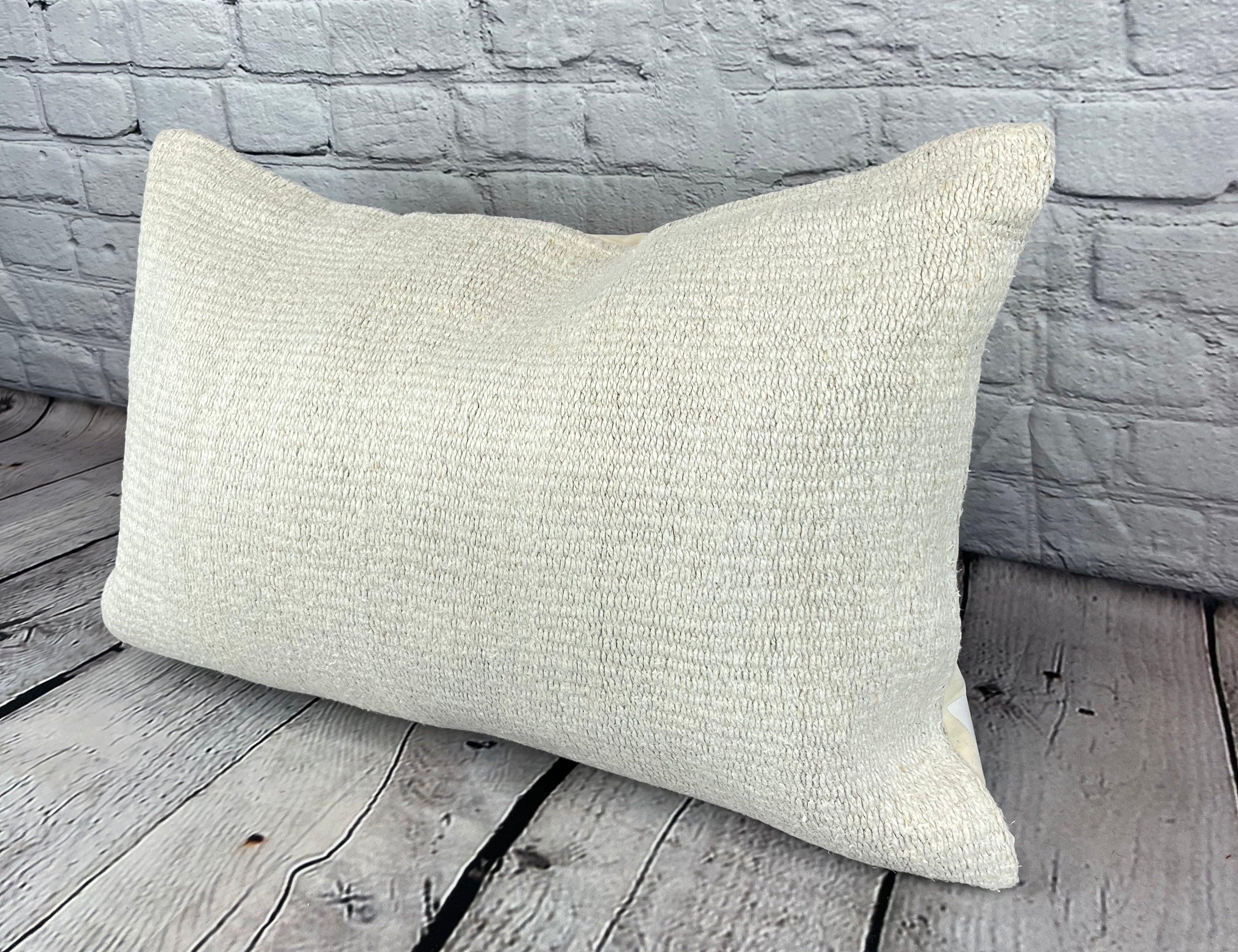 16 x 24 Hanf Kissen Türkisches Kissen Natürliches Weißes Kissen Kissenbezug #6107 Erhöhen Sie Ihr Heimdekor mit unserem Hanf Kissen Türkisches Kissen. Dieser exquisite, sorgfältig handgewebte Kissenbezug verleiht jedem Raum einen Hauch von Eleganz