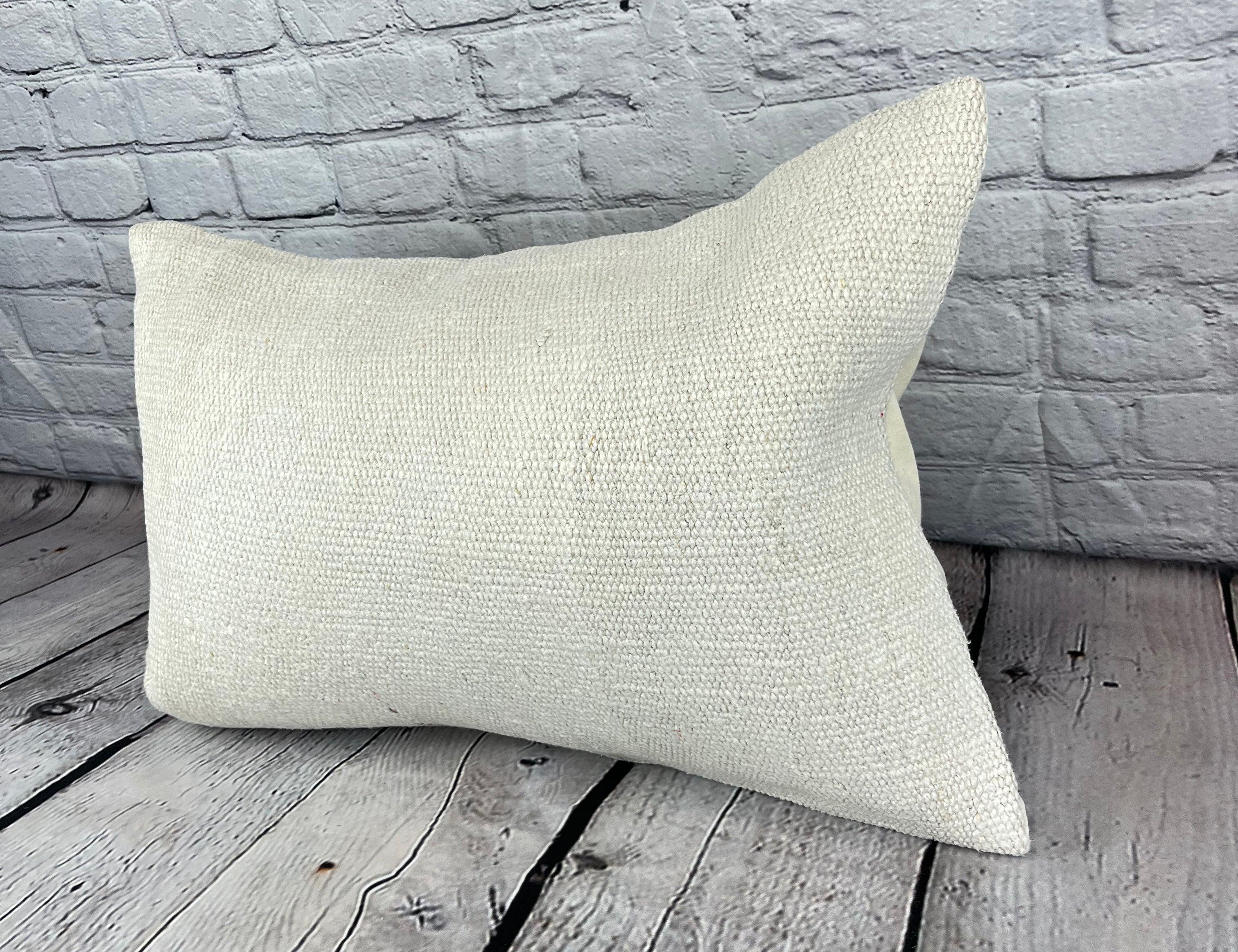 16 x 24 Cojín de Cáñamo Cojín Turco Funda de Cojín Blanco Natural #6108 Eleva la decoración de tu hogar con nuestro Cojín de Cáñamo Cojín Turco. Esta exquisita funda de almohada, meticulosamente tejida a mano, añade un toque de elegancia y