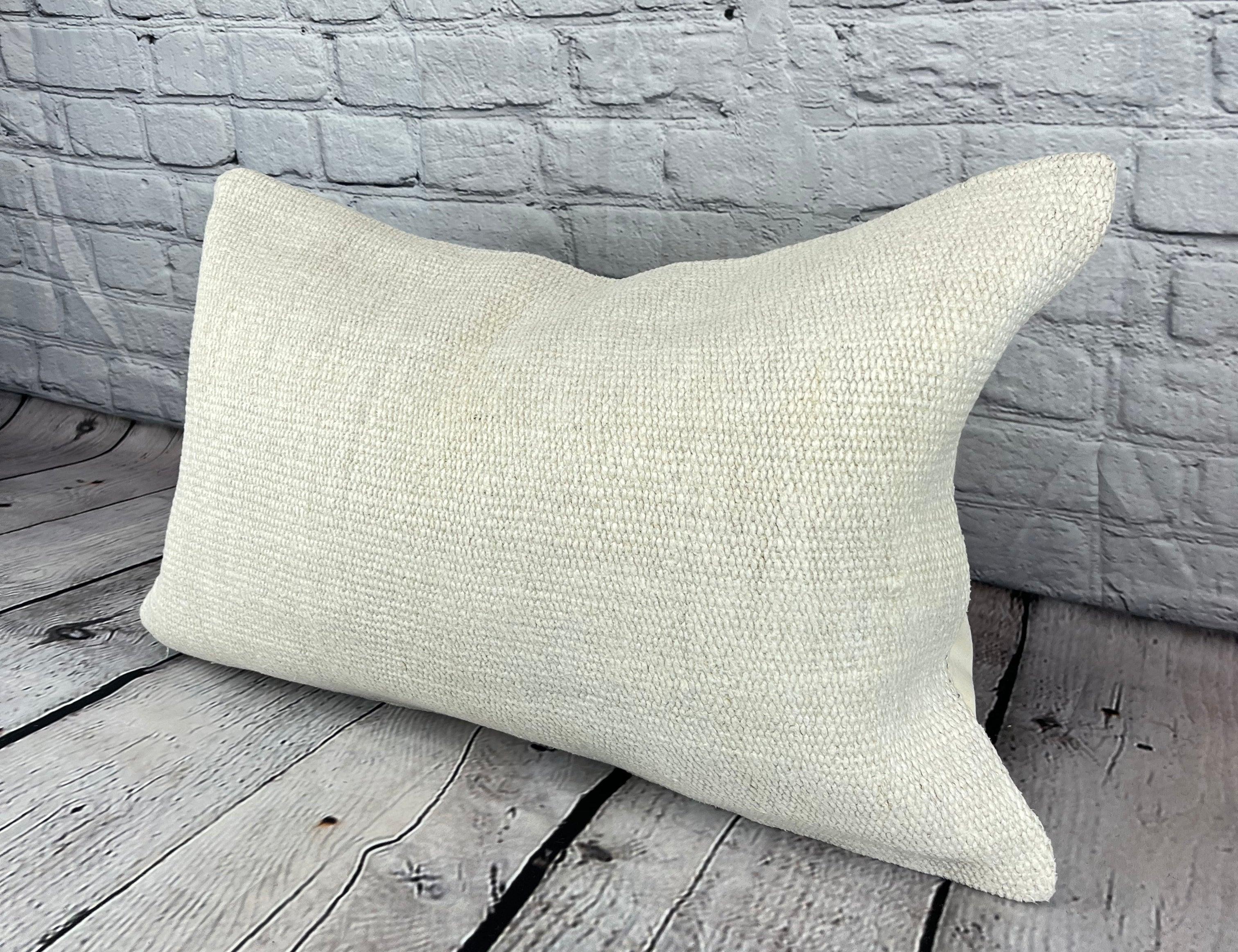 16 x 24 Cojín de cáñamo Cojín turco Funda de cojín blanco natural #6109 Eleva la decoración de tu hogar con nuestro cojín de cáñamo Cojín turco. Esta exquisita funda de almohada, meticulosamente tejida a mano, añade un toque de elegancia y
