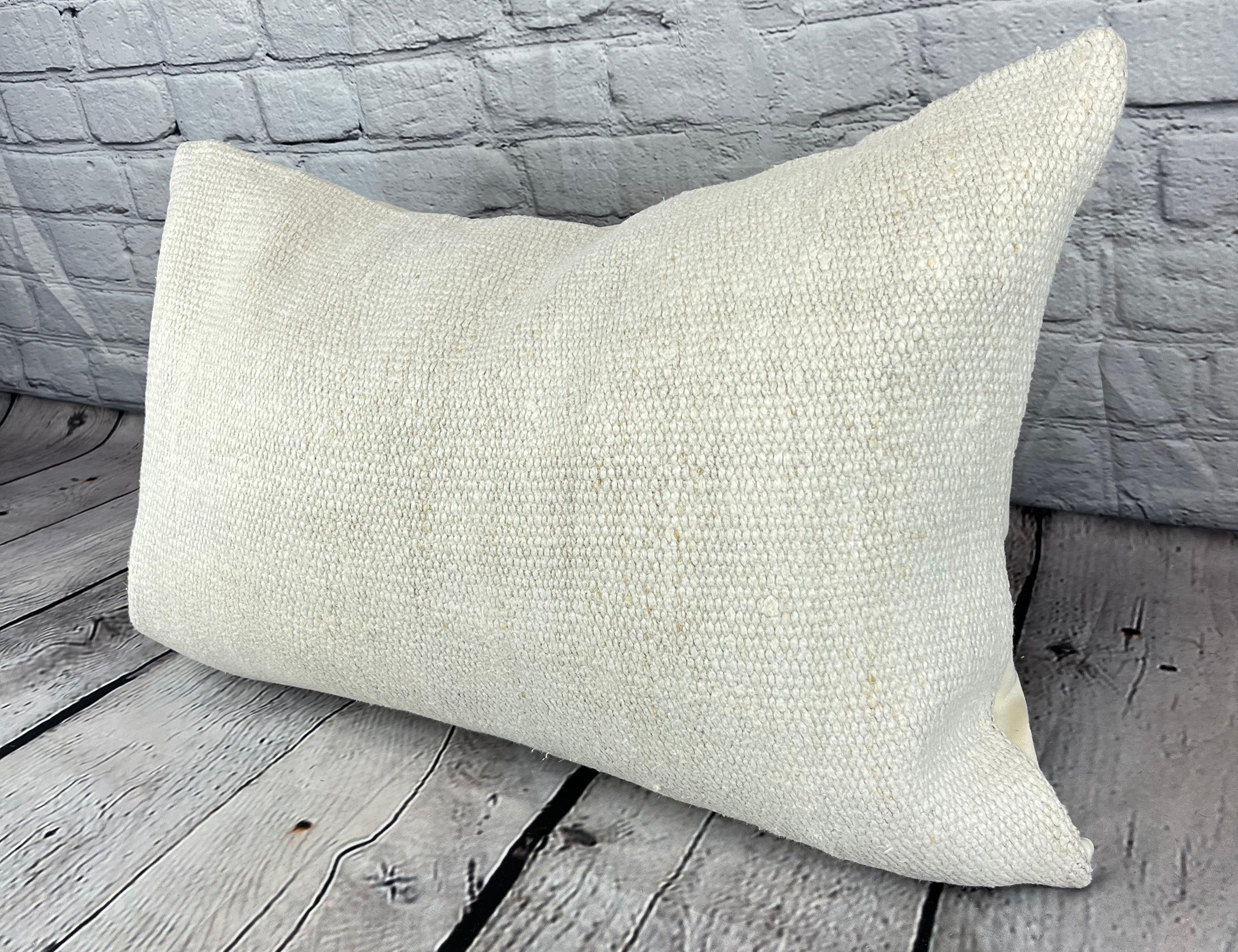 16 x 24 Cuscino in Canapa Cuscino Turco Nature Bianco Copricuscino #6110 Migliora l'arredamento della tua casa con il nostro Cuscino in Canapa Turco. Questo squisito copricuscino, meticolosamente tessuto a mano, aggiunge un tocco di eleganza e