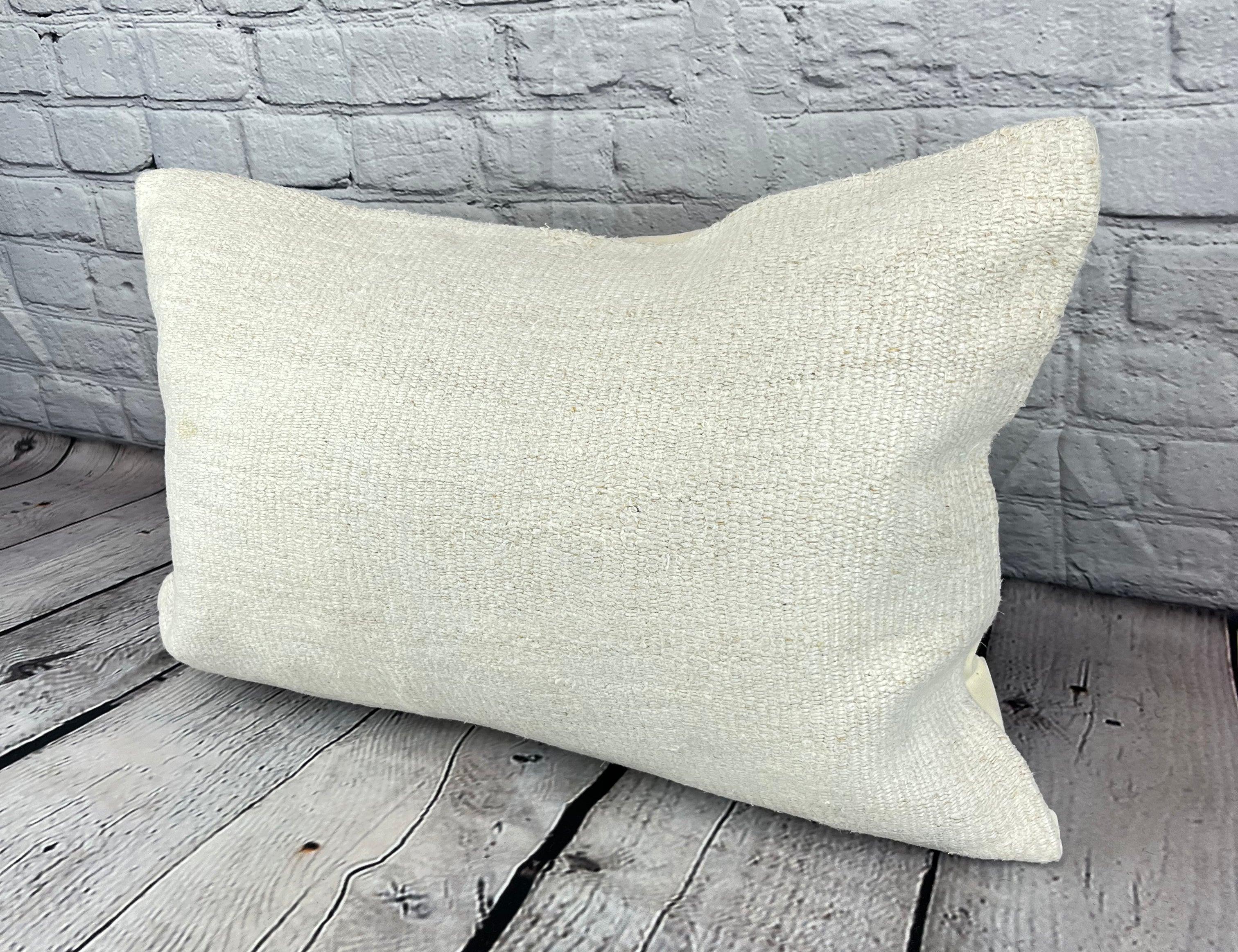 16 x 24 Hanf-Kissen Türkisches Kissen Natürliches Weißes Kissen Kissenbezug #6111 Werten Sie Ihr Zuhause mit unserem Hanf-Kissen Türkisches Kissen auf. Dieser exquisite, sorgfältig handgewebte Kissenbezug verleiht jedem Raum einen Hauch von Eleganz