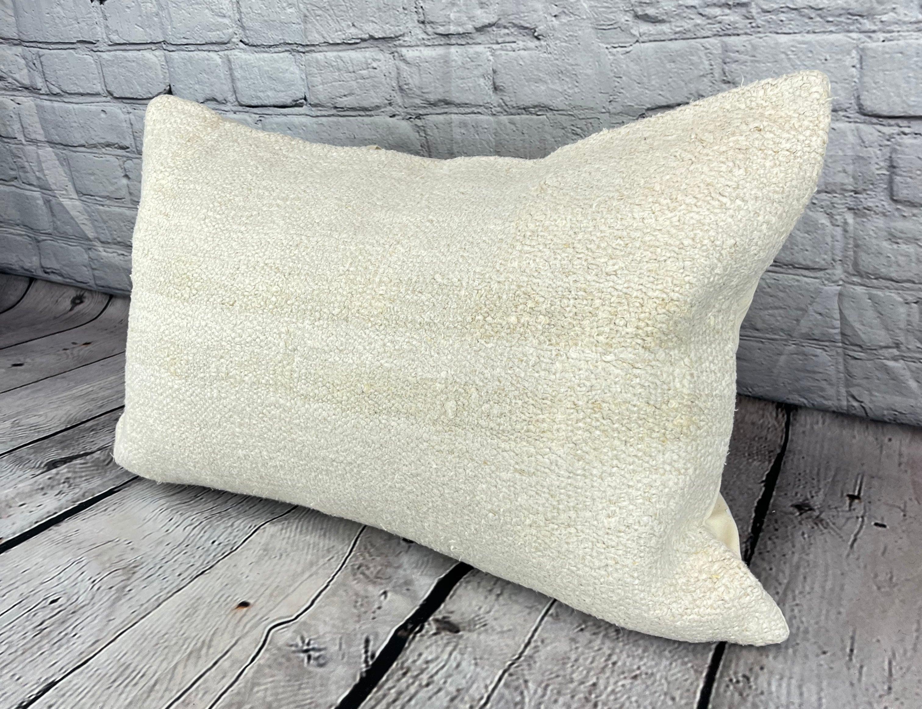 16 x 24 Hanf-Kissen Türkisches Kissen Natürliches Weißes Kissen Kissenbezug #6112 Werten Sie Ihr Zuhause mit unserem Hanf-Kissen Türkisches Kissen auf. Dieser exquisite, sorgfältig handgewebte Kissenbezug verleiht jedem Raum einen Hauch von Eleganz