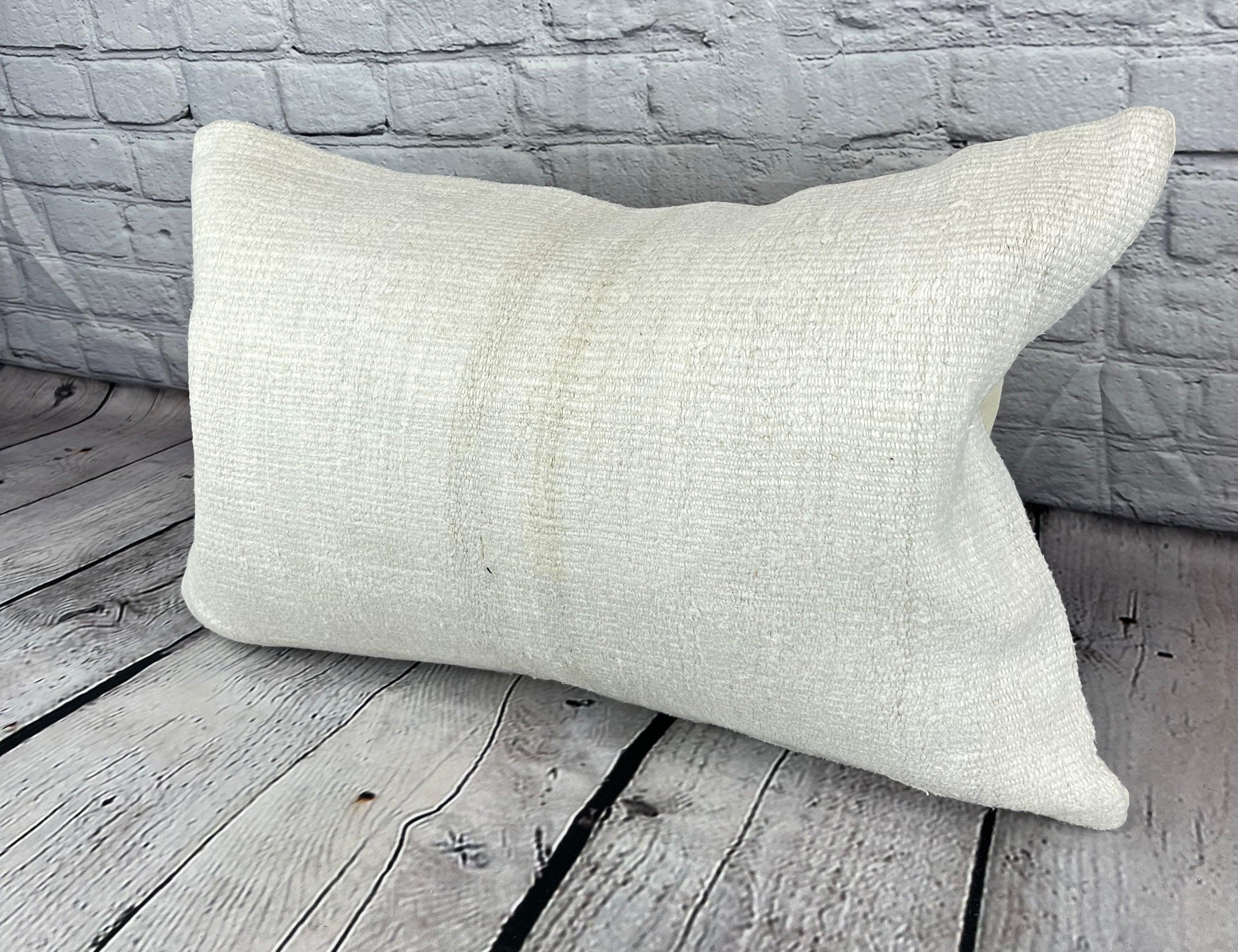 16 x 24 Cuscino in Canapa Cuscino Turco Nature Bianco Copricuscino #6113 Migliora l'arredamento della tua casa con il nostro Cuscino in Canapa Cuscino Turco. Questo squisito copricuscino, meticolosamente tessuto a mano, aggiunge un tocco di eleganza