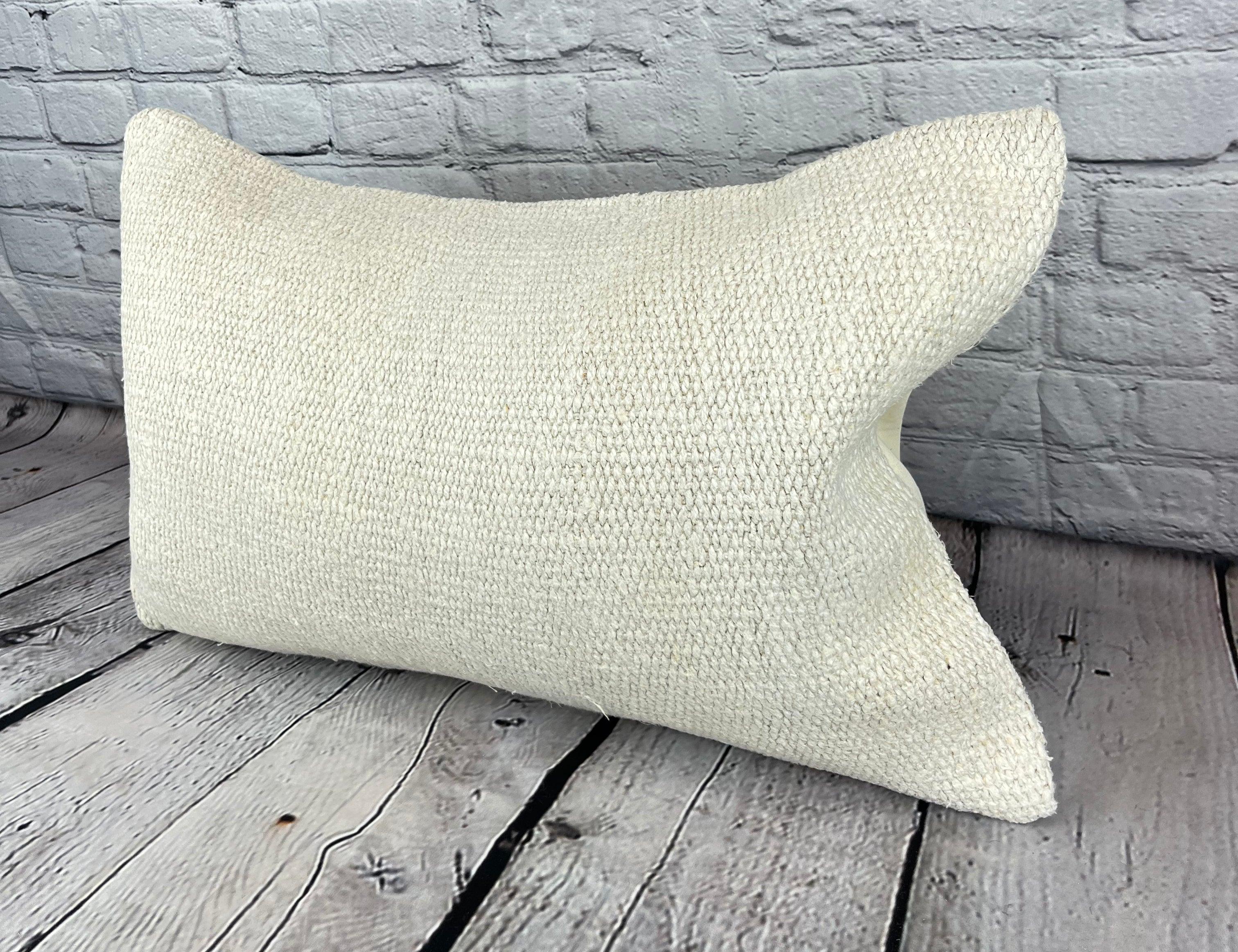 16 x 24 Cojín de Cáñamo Cojín Turco Funda de Cojín Blanco Natural #6115 Eleva la decoración de tu hogar con nuestro Cojín de Cáñamo Cojín Turco. Esta exquisita funda de almohada, meticulosamente tejida a mano, añade un toque de elegancia y