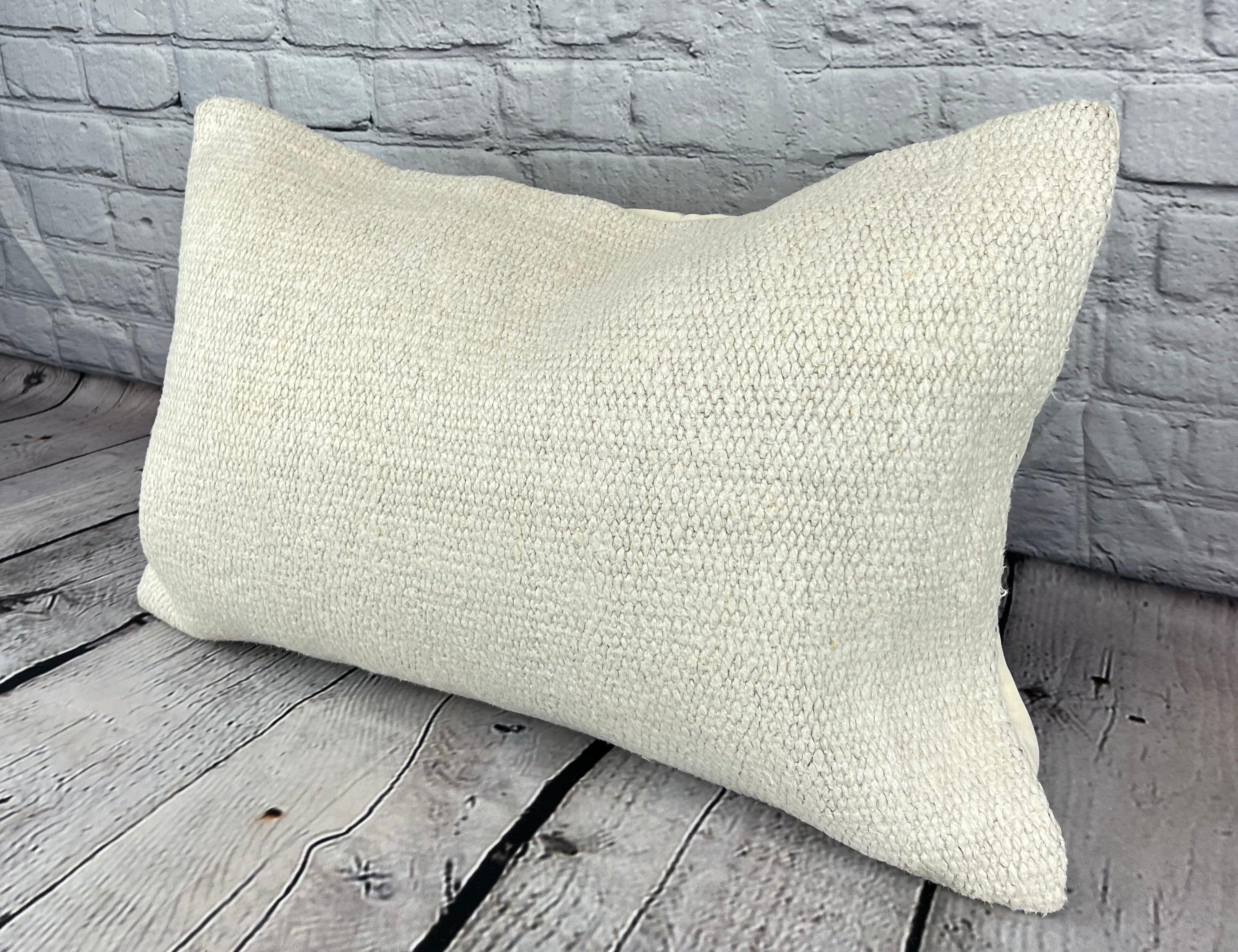 16 x 24 Hanf Kissen Türkisches Kissen Natürliches Weißes Kissen Kissenbezug #6120 Erhöhen Sie Ihr Heimdekor mit unserem Hanf Kissen Türkisches Kissen. Dieser exquisite, sorgfältig handgewebte Kissenbezug verleiht jedem Raum einen Hauch von Eleganz