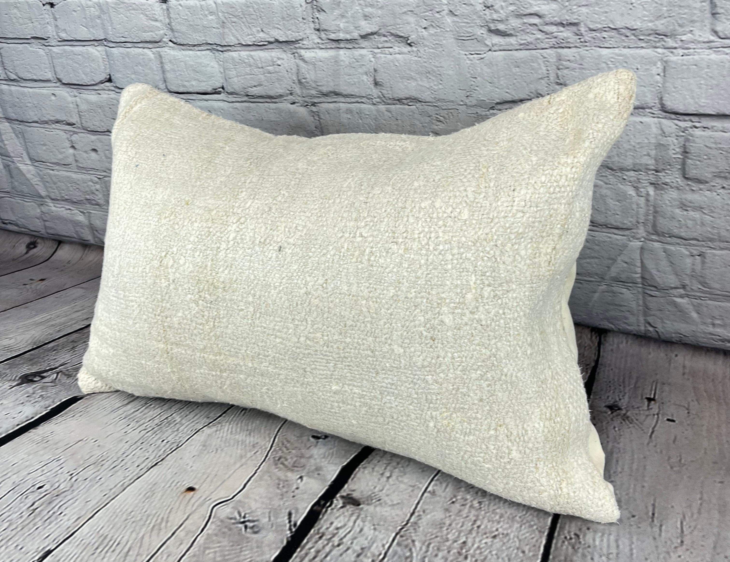 16 x 24 Hanf Kissen Türkisches Kissen Natürliches Weißes Kissen Kissenbezug #6121 Erhöhen Sie Ihr Heimdekor mit unserem Hanf Kissen Türkisches Kissen. Dieser exquisite, sorgfältig handgewebte Kissenbezug verleiht jedem Raum einen Hauch von Eleganz