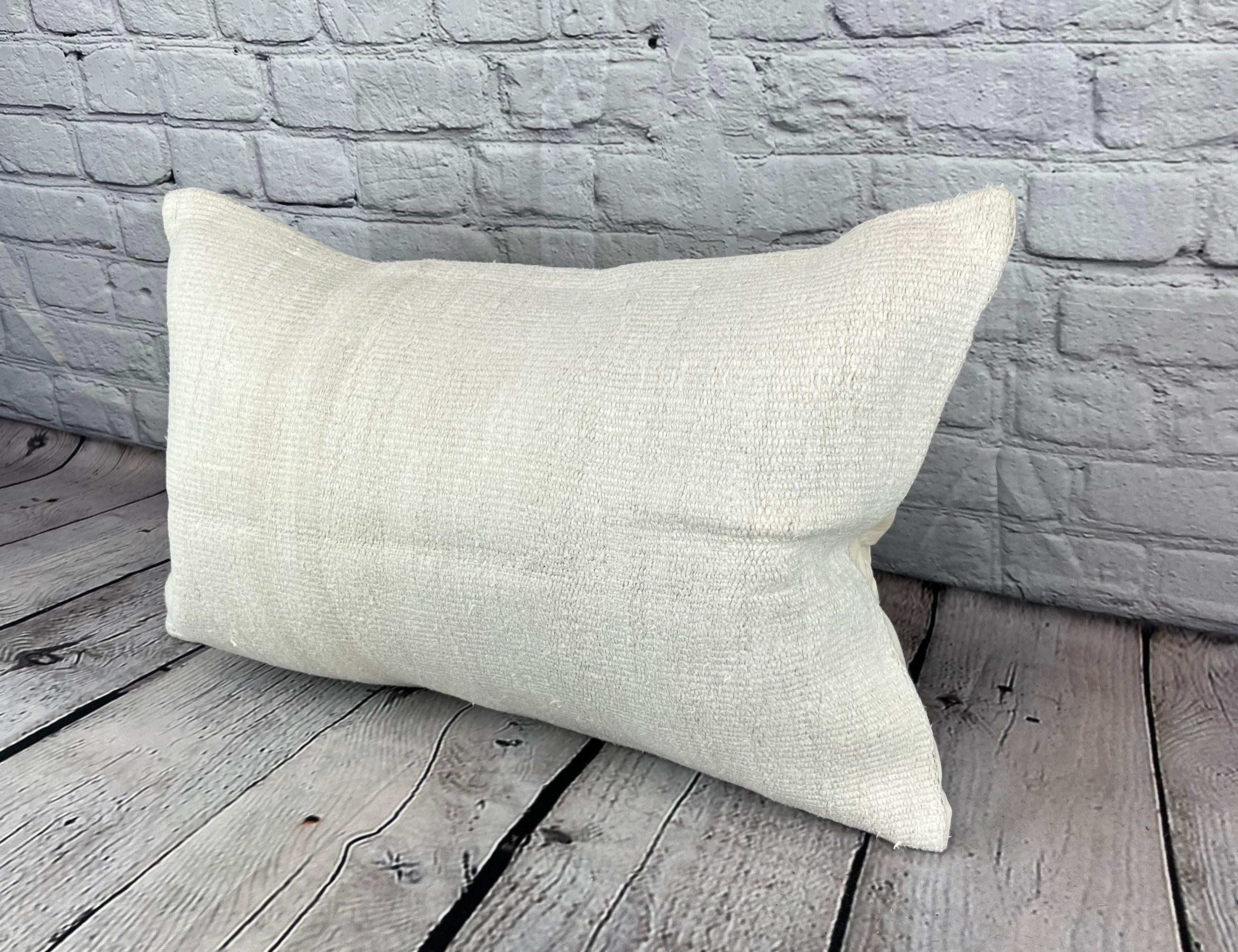 16 x 24 Cuscino in Canapa Cuscino Turco Nature Bianco Copricuscino #6122 Migliora l'arredamento della tua casa con il nostro Cuscino in Canapa Cuscino Turco. Questo squisito copricuscino, meticolosamente tessuto a mano, aggiunge un tocco di eleganza