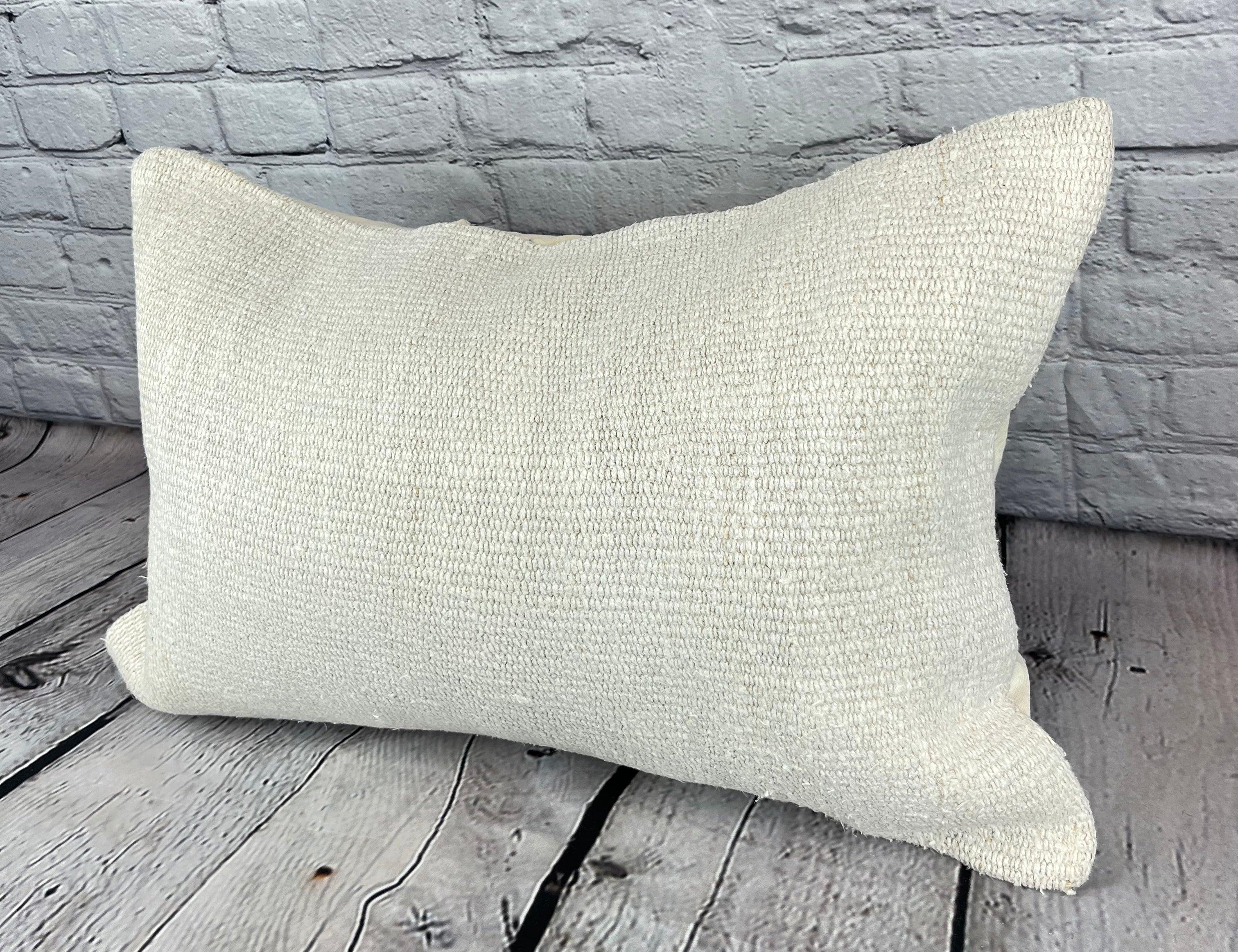 16 x 24 Cuscino in Canapa Cuscino Turco Nature Bianco Copricuscino #6123 Migliora l'arredamento della tua casa con il nostro Cuscino in Canapa Cuscino Turco. Questo squisito copricuscino, meticolosamente tessuto a mano, aggiunge un tocco di eleganza