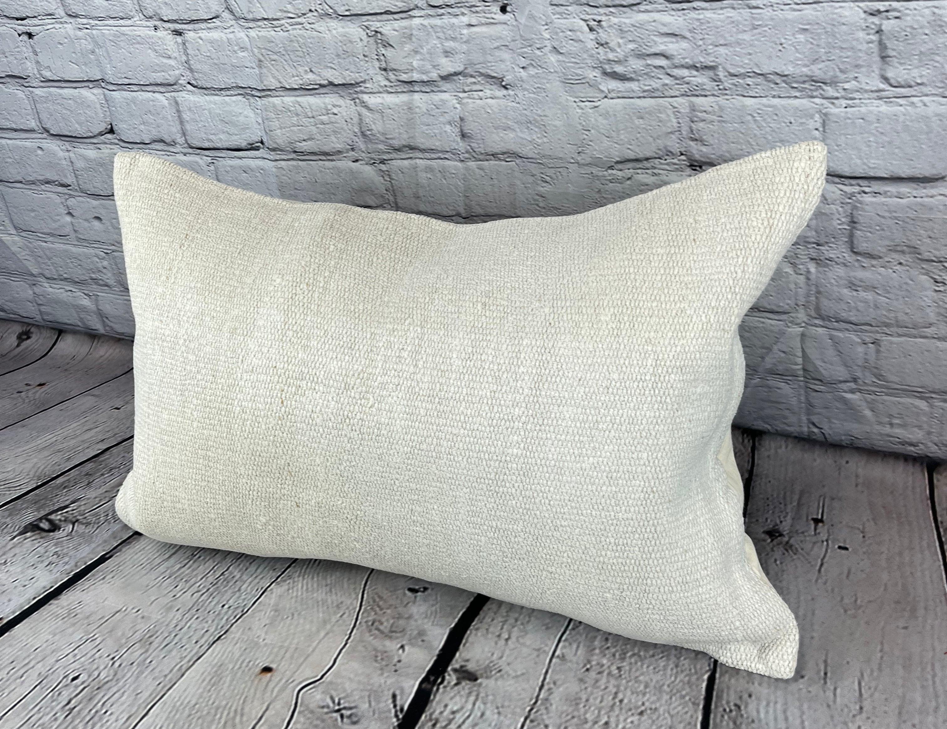 16 x 24 Hanf Kissen Türkisches Kissen Natürliches Weißes Kissen Kissenbezug #6126 Erhöhen Sie Ihr Heimdekor mit unserem Hanf Kissen Türkisches Kissen. Dieser exquisite, sorgfältig handgewebte Kissenbezug verleiht jedem Raum einen Hauch von Eleganz