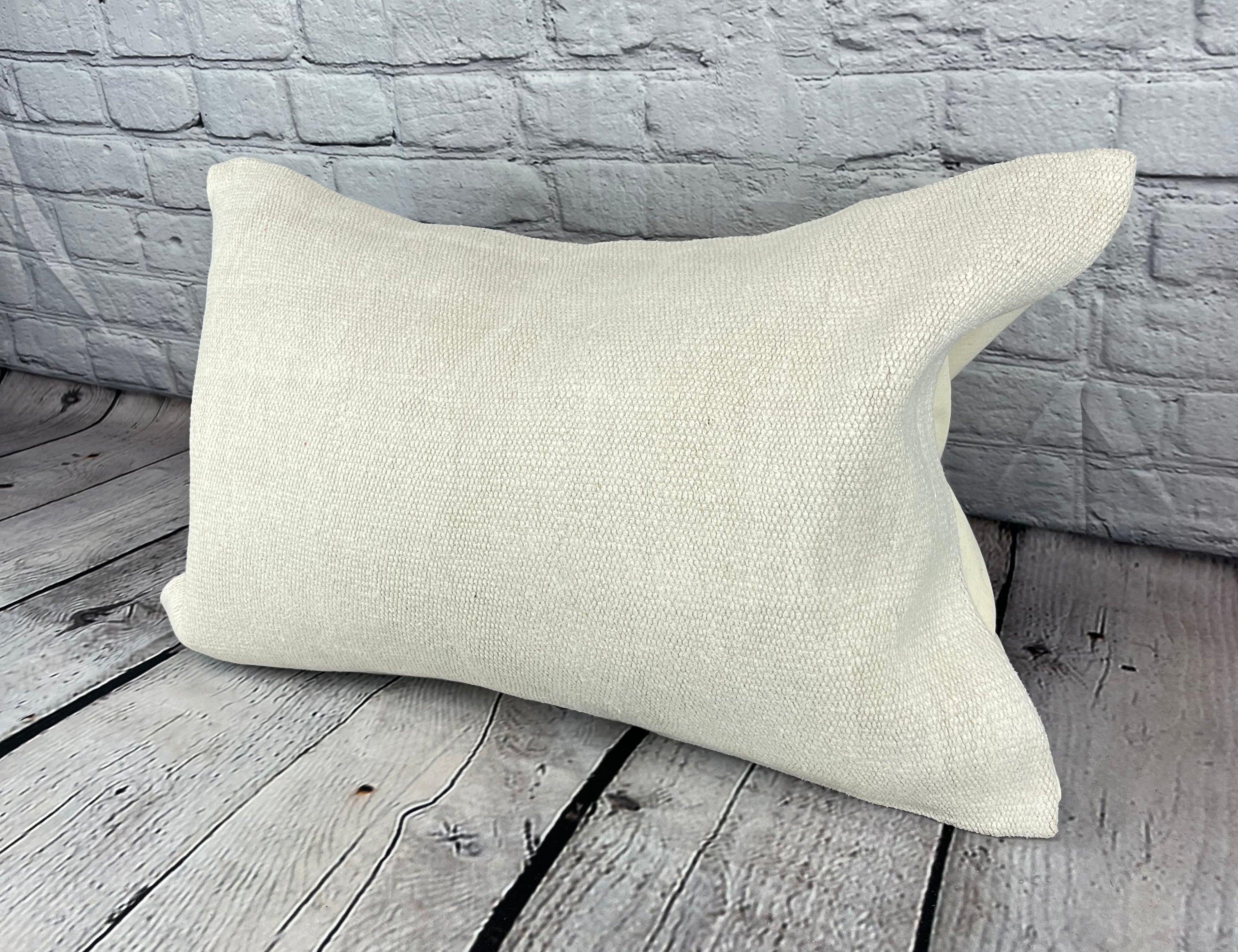 16 x 24 Cojín de Cáñamo Cojín Turco Funda de Cojín Blanco Natural #6128 Eleva la decoración de tu hogar con nuestro Cojín de Cáñamo Cojín Turco. Esta exquisita funda de almohada, meticulosamente tejida a mano, añade un toque de elegancia y