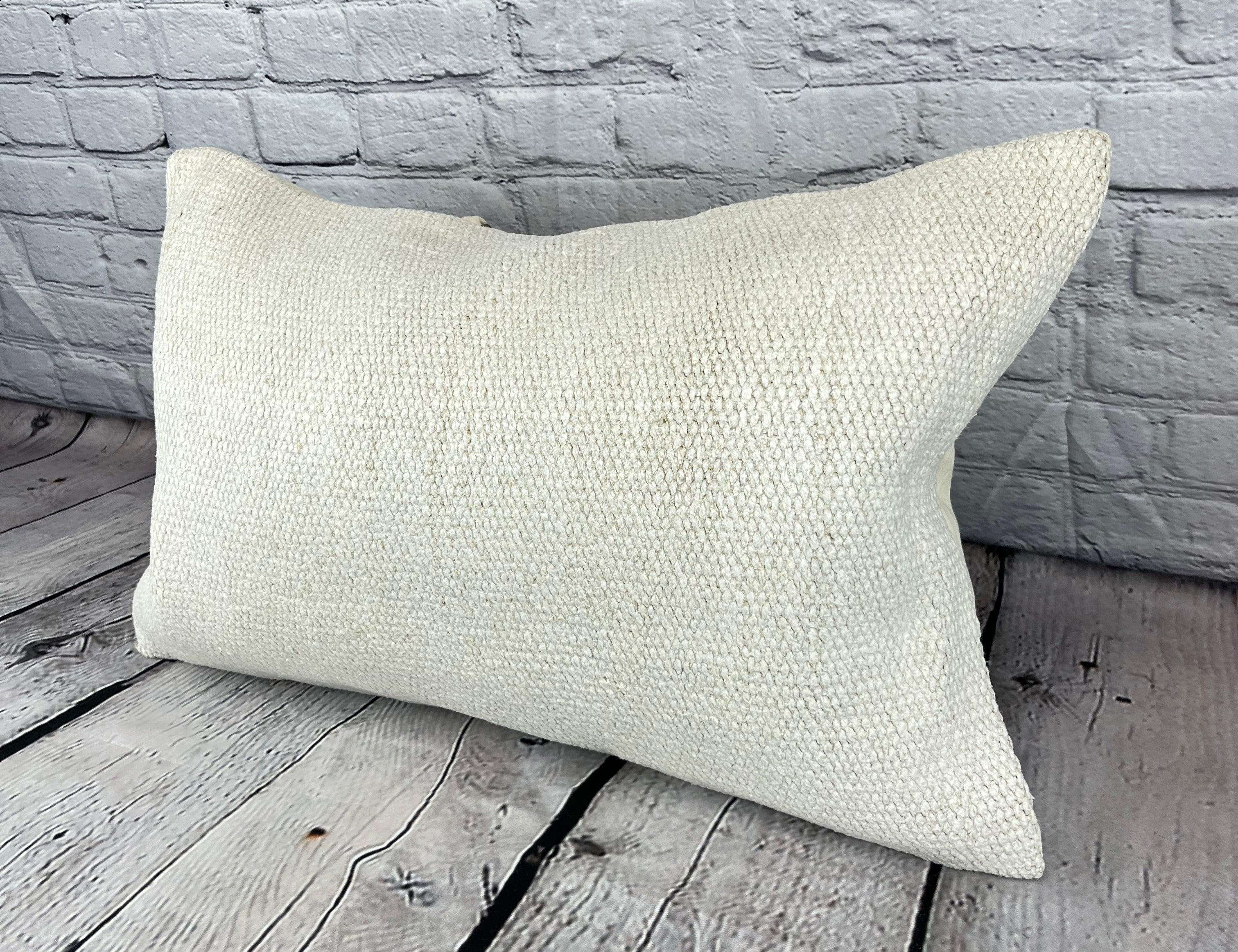 16 x 24 Hemp Pillow Turkish Cushion Natural White Pillow Cushion Cover #6129 Élevez votre décoration intérieure avec notre Hemp Pillow Turkish Cushion. Cette exquise housse de coussin, méticuleusement tissée à la main, ajoute une touche d'élégance