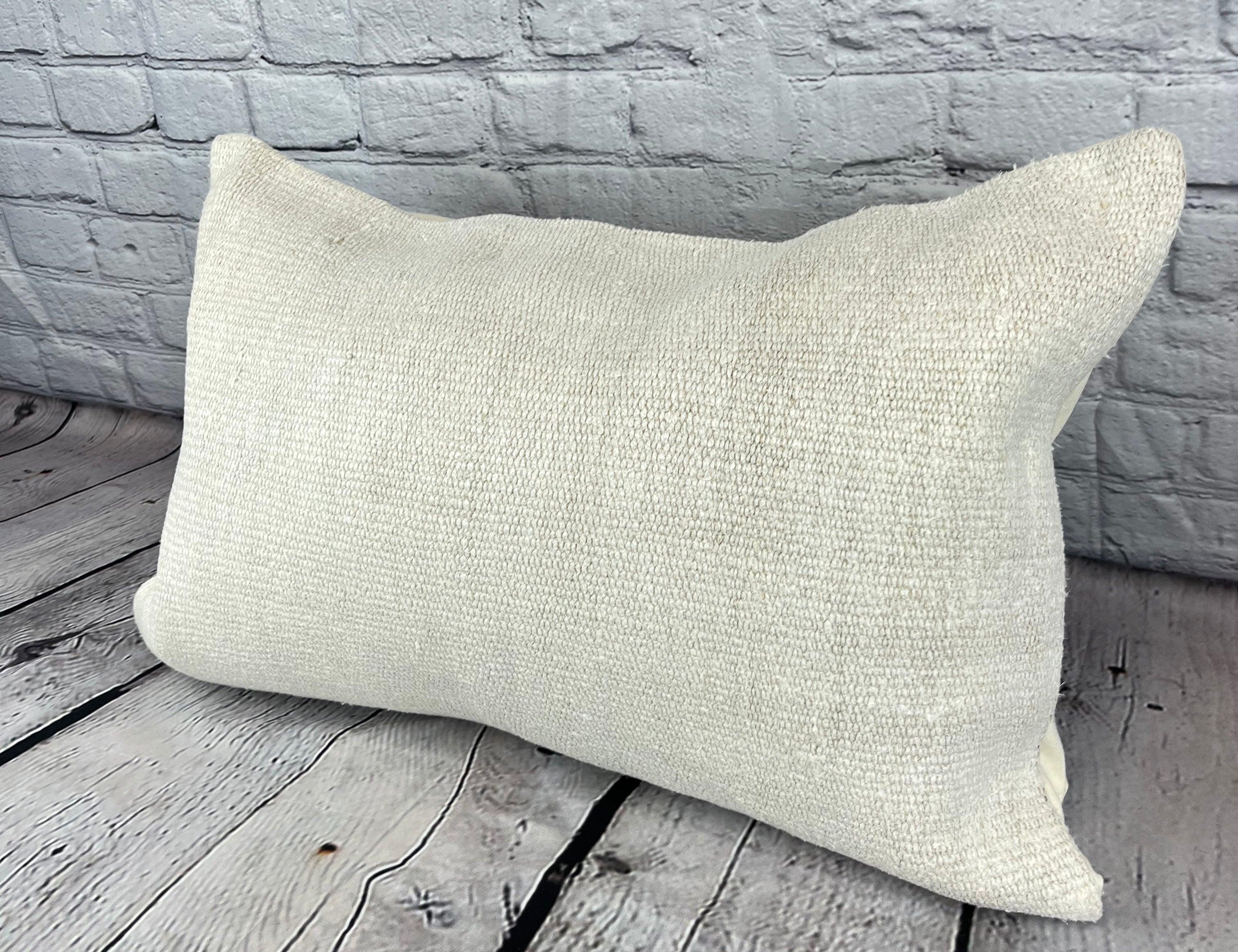 16 x 24 Cuscino in Canapa Cuscino Turco Nature Bianco Copricuscino #6130 Migliora l'arredamento della tua casa con il nostro Cuscino in Canapa Turco. Questo squisito copricuscino, meticolosamente tessuto a mano, aggiunge un tocco di eleganza e