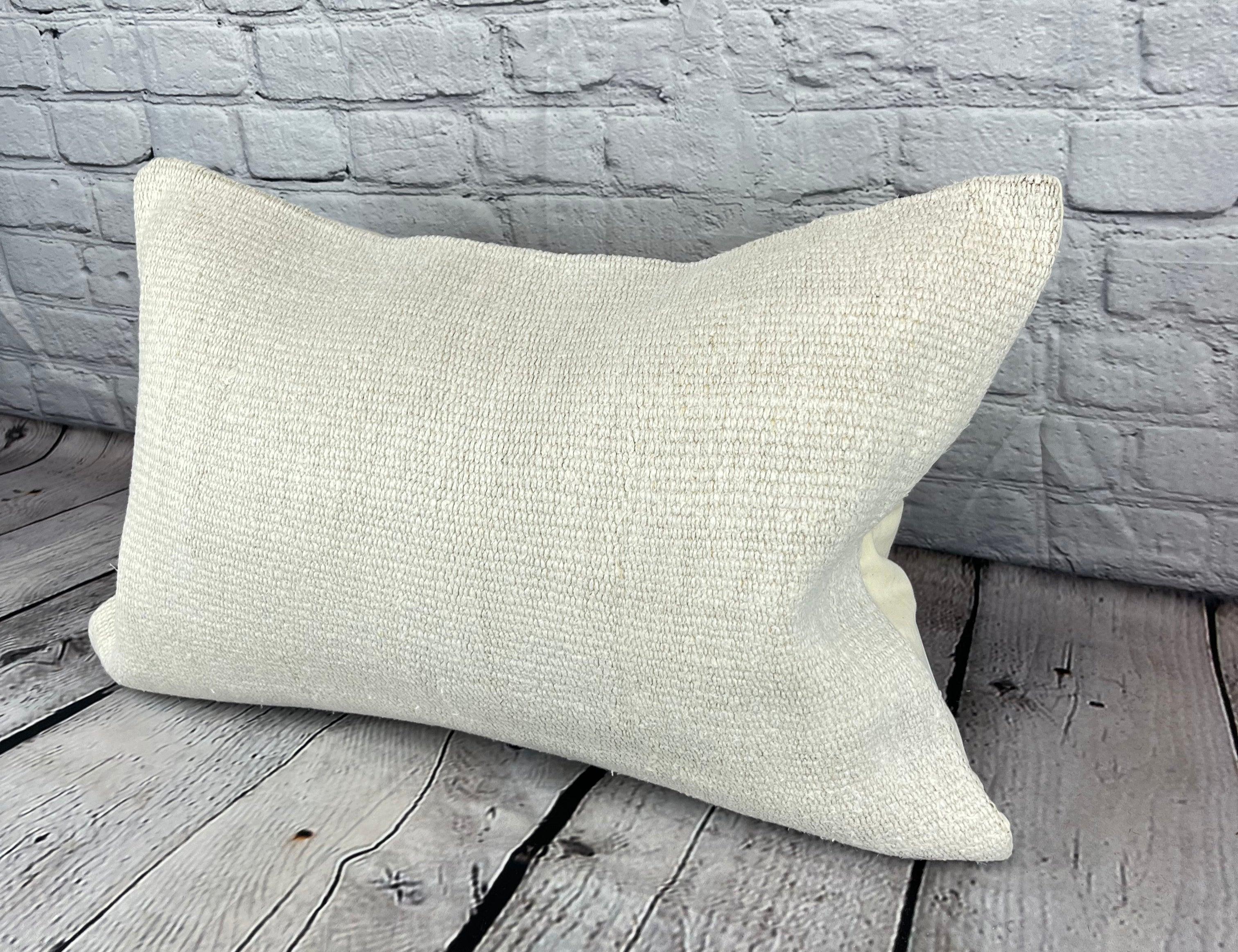 16 x 24 Hanf Kissen Türkisches Kissen Natürliches Weißes Kissen Kissenbezug #6131 Erhöhen Sie Ihr Heimdekor mit unserem Hanf Kissen Türkisches Kissen. Dieser exquisite, sorgfältig handgewebte Kissenbezug verleiht jedem Raum einen Hauch von Eleganz