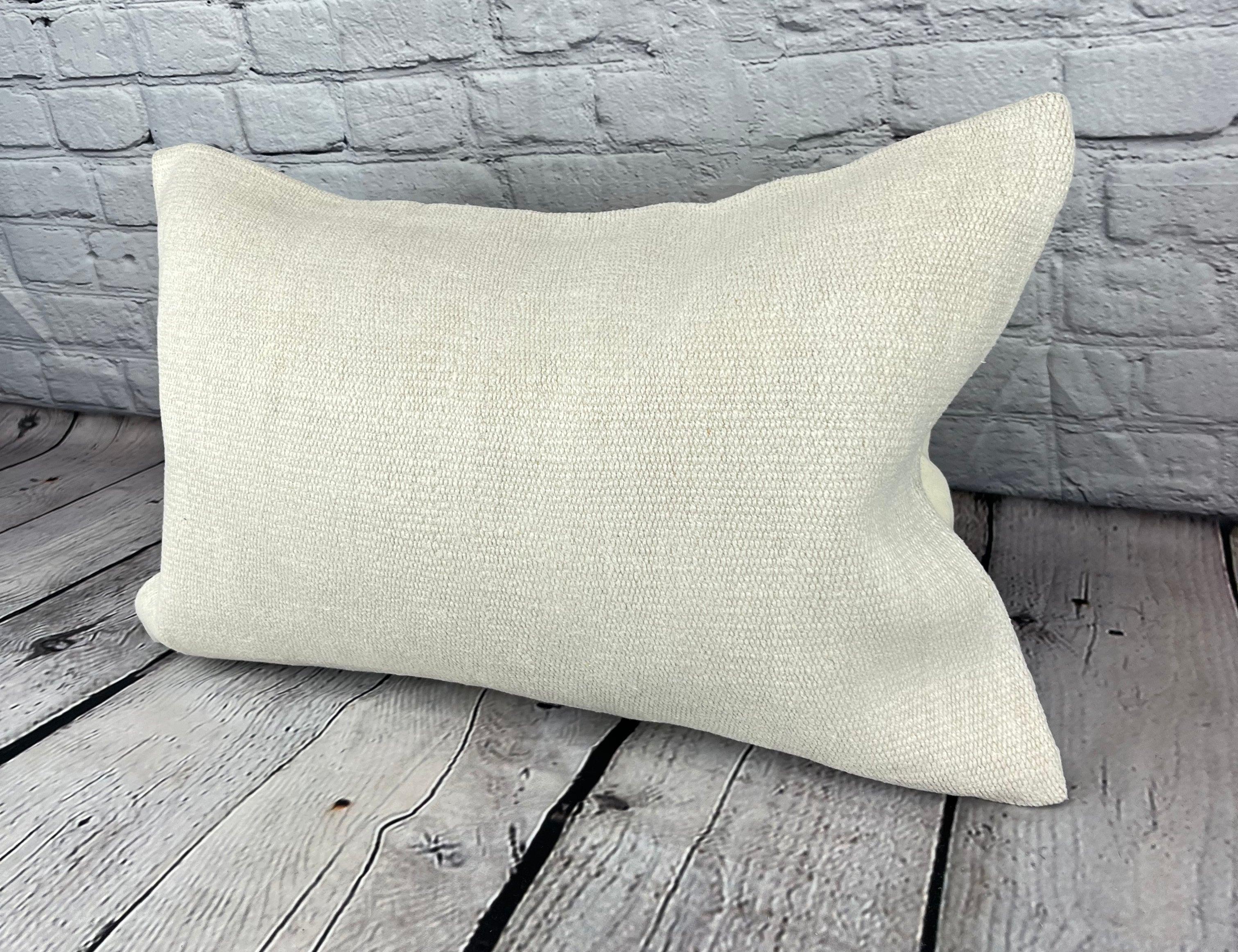 16 x 24 Hanf Kissen Türkisches Kissen Natürliches Weißes Kissen Kissenbezug #6132 Erhöhen Sie Ihr Heimdekor mit unserem Hanf Kissen Türkisches Kissen. Dieser exquisite, sorgfältig handgewebte Kissenbezug verleiht jedem Raum einen Hauch von Eleganz