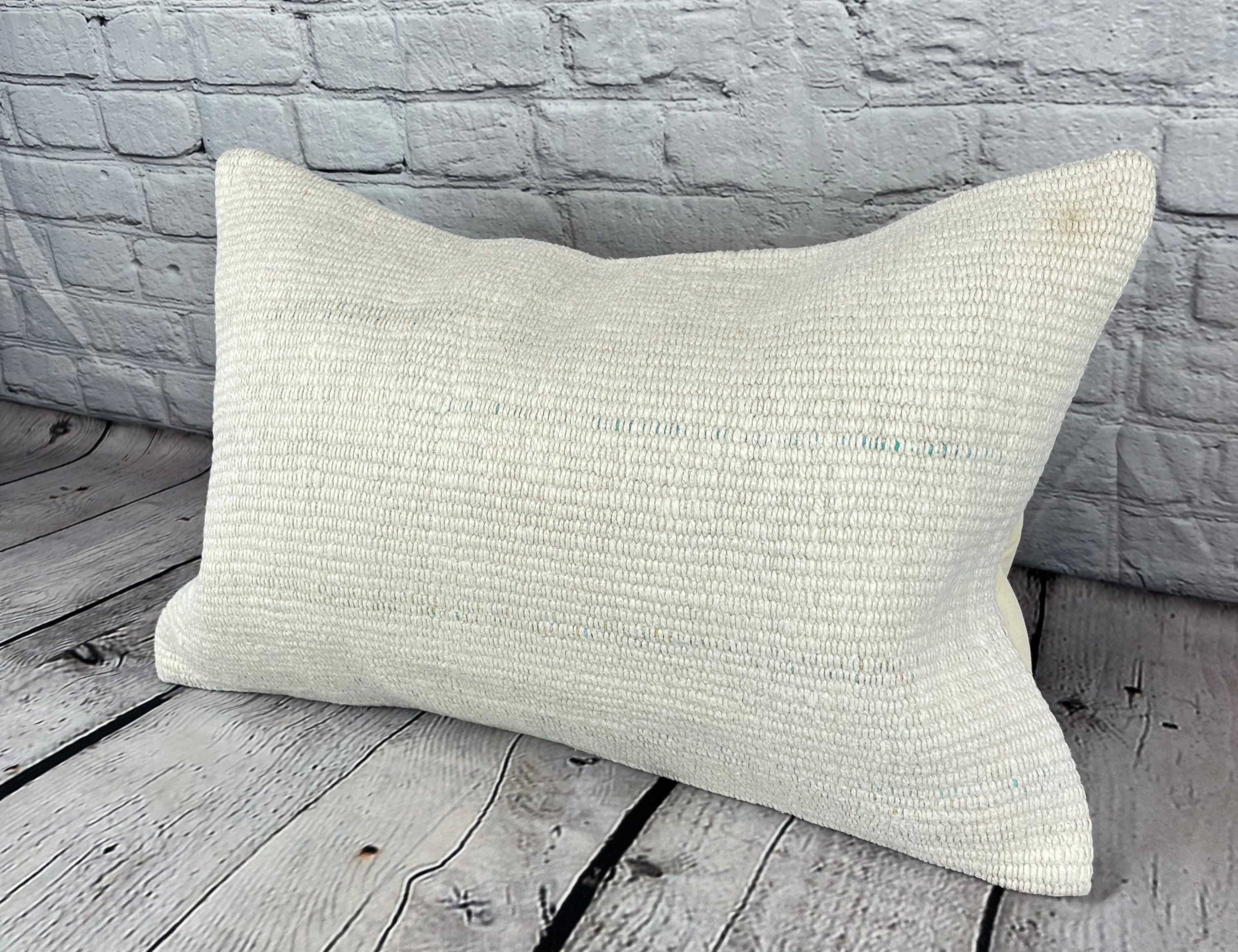 16 x 24 Hanf Kissen Türkisches Kissen Natürliches Weißes Kissen Kissenbezug #6133 Erhöhen Sie Ihr Heimdekor mit unserem Hanf Kissen Türkisches Kissen. Dieser exquisite, sorgfältig handgewebte Kissenbezug verleiht jedem Raum einen Hauch von Eleganz