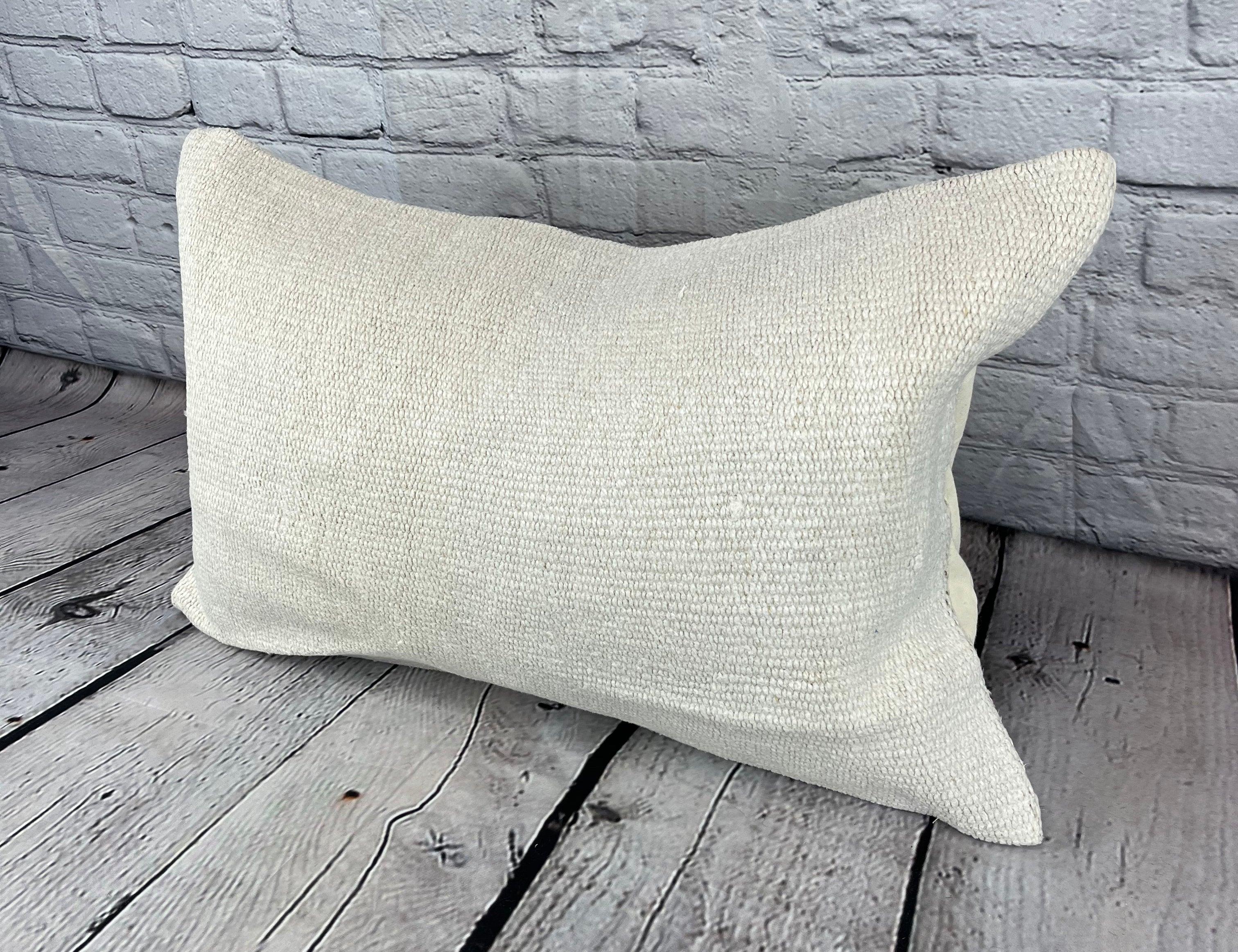 16 x 24 Cuscino in Canapa Cuscino Turco Nature Bianco Copricuscino #6135 Migliora l'arredamento della tua casa con il nostro Cuscino in Canapa Cuscino Turco. Questo squisito copricuscino, meticolosamente tessuto a mano, aggiunge un tocco di eleganza