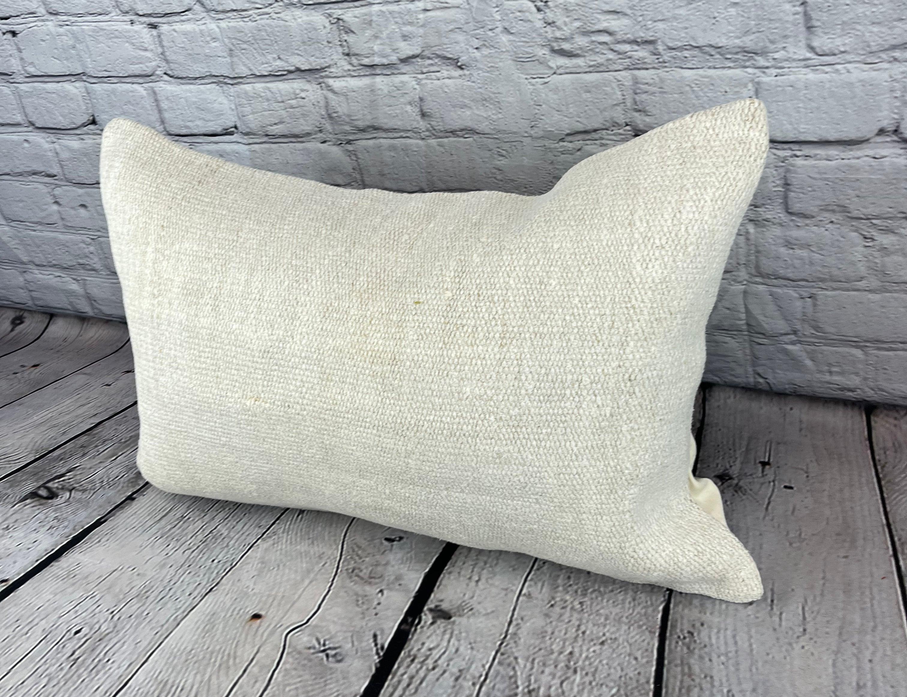16 x 24 Hanf Kissen Türkisches Kissen Natürliches Weißes Kissen Kissenbezug #6136 Erhöhen Sie Ihre Wohnkultur mit unserem Hanf Kissen Türkisches Kissen. Dieser exquisite, sorgfältig handgewebte Kissenbezug verleiht jedem Raum einen Hauch von Eleganz