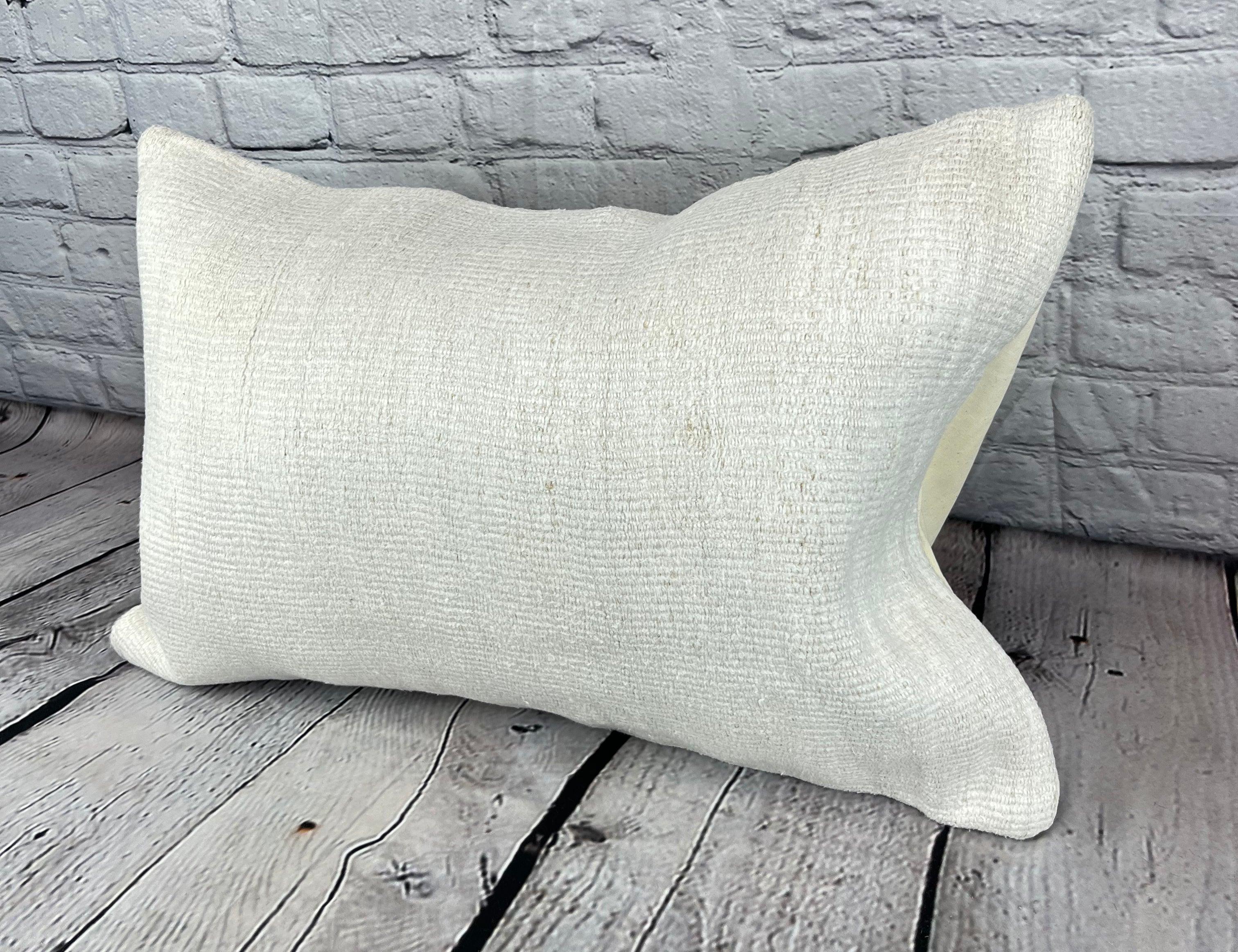 16 x 24 Cuscino in Canapa Cuscino Turco Nature Bianco Copricuscino #6140 Migliora l'arredamento della tua casa con il nostro Cuscino in Canapa Turco. Questo squisito copricuscino, meticolosamente tessuto a mano, aggiunge un tocco di eleganza e