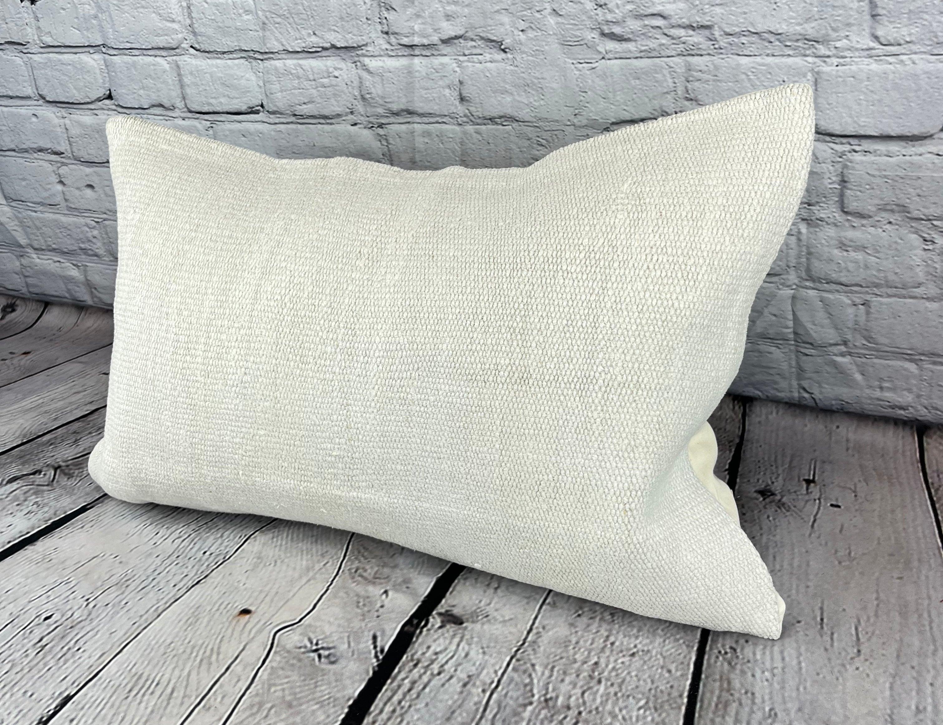 16 x 24 Hanf Kissen Türkisches Kissen Natürliches Weißes Kissen Kissenbezug #6141 Erhöhen Sie Ihre Wohnkultur mit unserem Hanf Kissen Türkisches Kissen. Dieser exquisite, sorgfältig handgewebte Kissenbezug verleiht jedem Raum einen Hauch von Eleganz