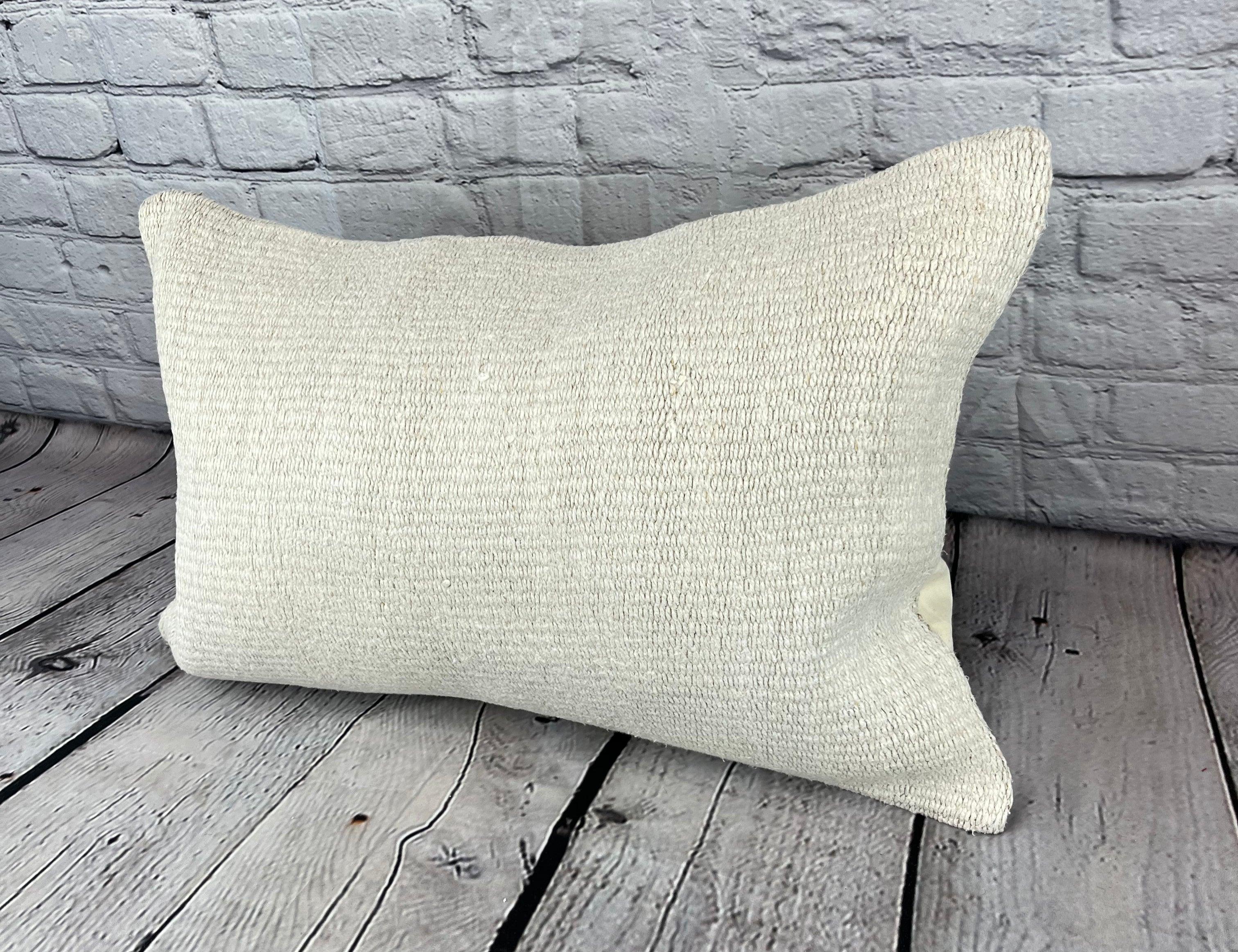 16 x 24 Cojín de Cáñamo Cojín Turco Funda de Cojín Blanco Natural #6143 Eleva la decoración de tu hogar con nuestro Cojín de Cáñamo Cojín Turco. Esta exquisita funda de almohada, meticulosamente tejida a mano, añade un toque de elegancia y
