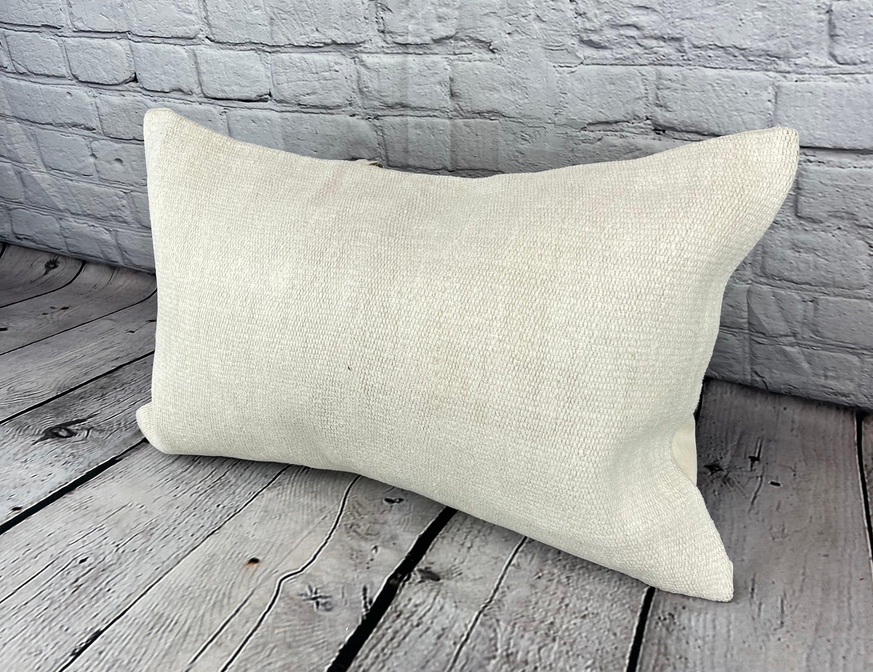 16 x 24 Hanf Kissen Türkisches Kissen Natürliches Weißes Kissen Kissenbezug #6144 Erhöhen Sie Ihre Wohnkultur mit unserem Hanf Kissen Türkisches Kissen. Dieser exquisite, sorgfältig handgewebte Kissenbezug verleiht jedem Raum einen Hauch von Eleganz