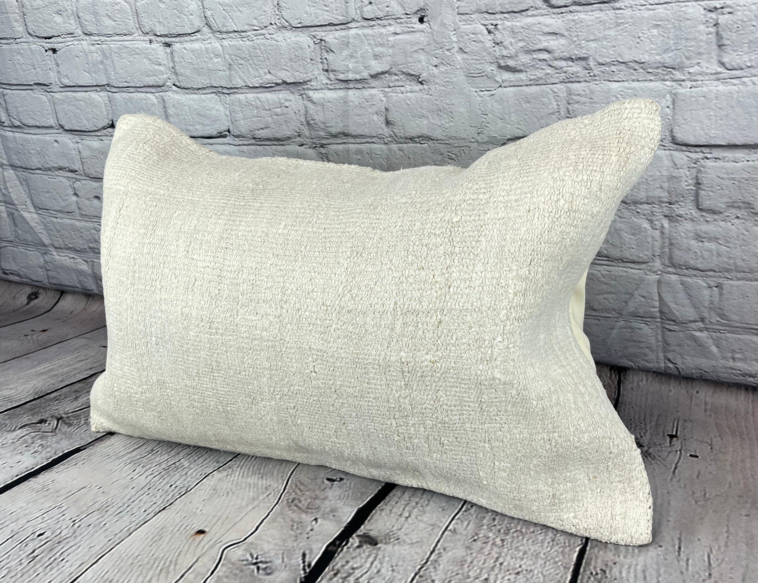 16 x 24 Cuscino in Canapa Cuscino Turco Nature Bianco Copricuscino #6146 Migliora l'arredamento della tua casa con il nostro Cuscino in Canapa Cuscino Turco. Questo squisito copricuscino, meticolosamente tessuto a mano, aggiunge un tocco di eleganza