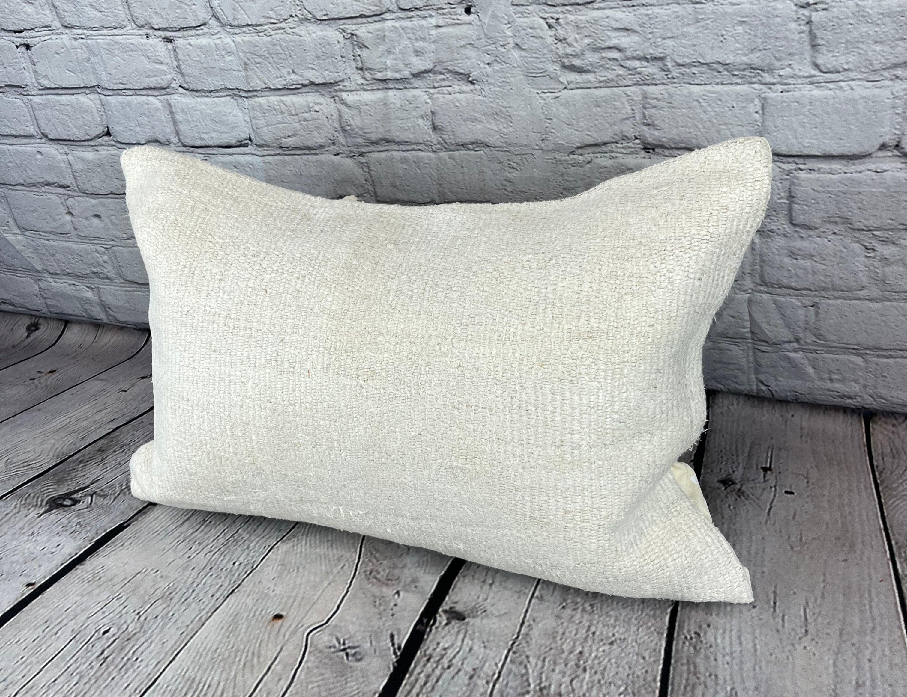 16 x 24 Cuscino in Canapa Cuscino Turco Nature Bianco Copricuscino #6147 Migliora l'arredamento della tua casa con il nostro Cuscino in Canapa Cuscino Turco. Questo squisito copricuscino, meticolosamente tessuto a mano, aggiunge un tocco di eleganza