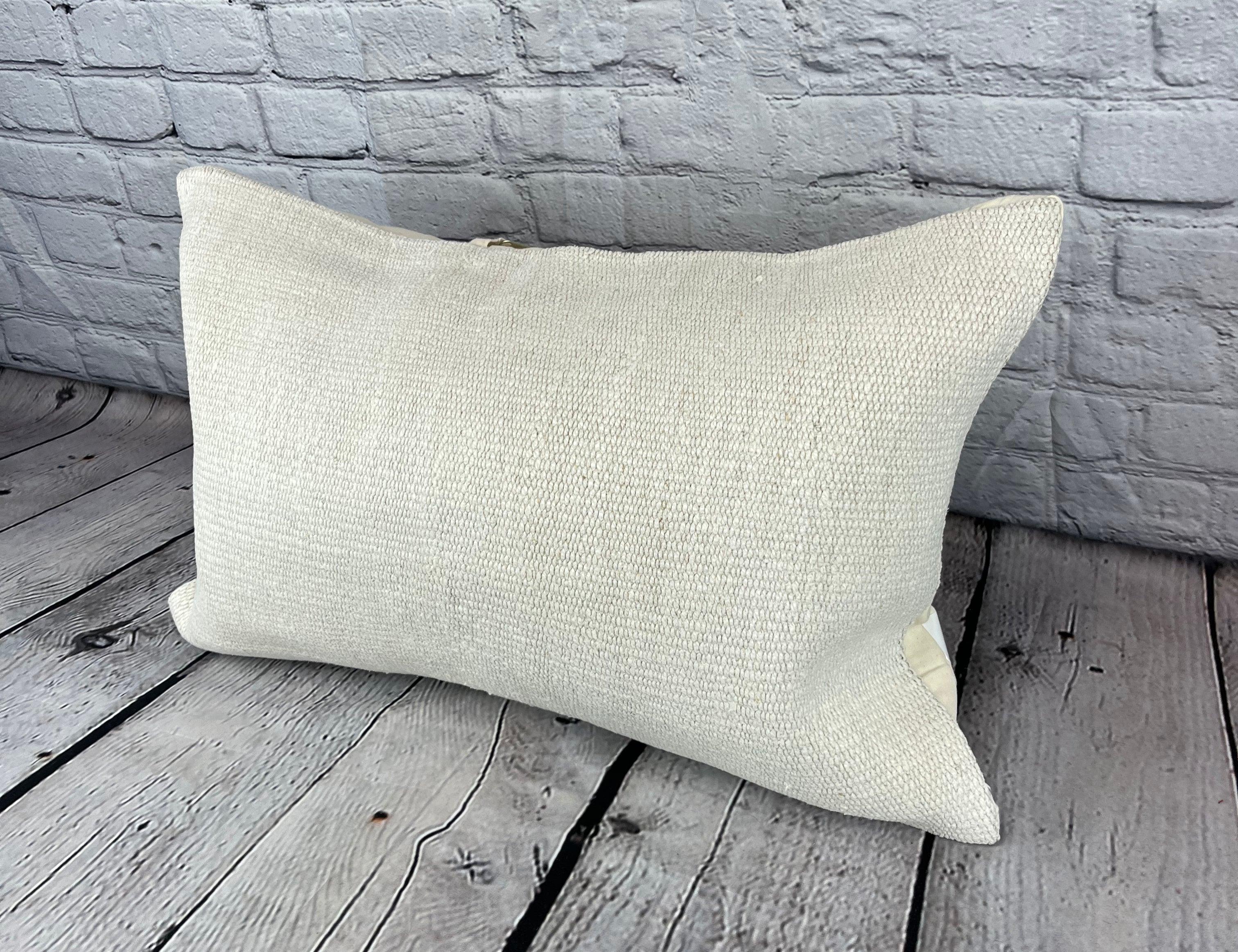 16 x 24 Hanf Kissen Türkisches Kissen Natürliches Weißes Kissen Kissenbezug #6148 Erhöhen Sie Ihr Heimdekor mit unserem Hanf Kissen Türkisches Kissen. Dieser exquisite, sorgfältig handgewebte Kissenbezug verleiht jedem Raum einen Hauch von Eleganz