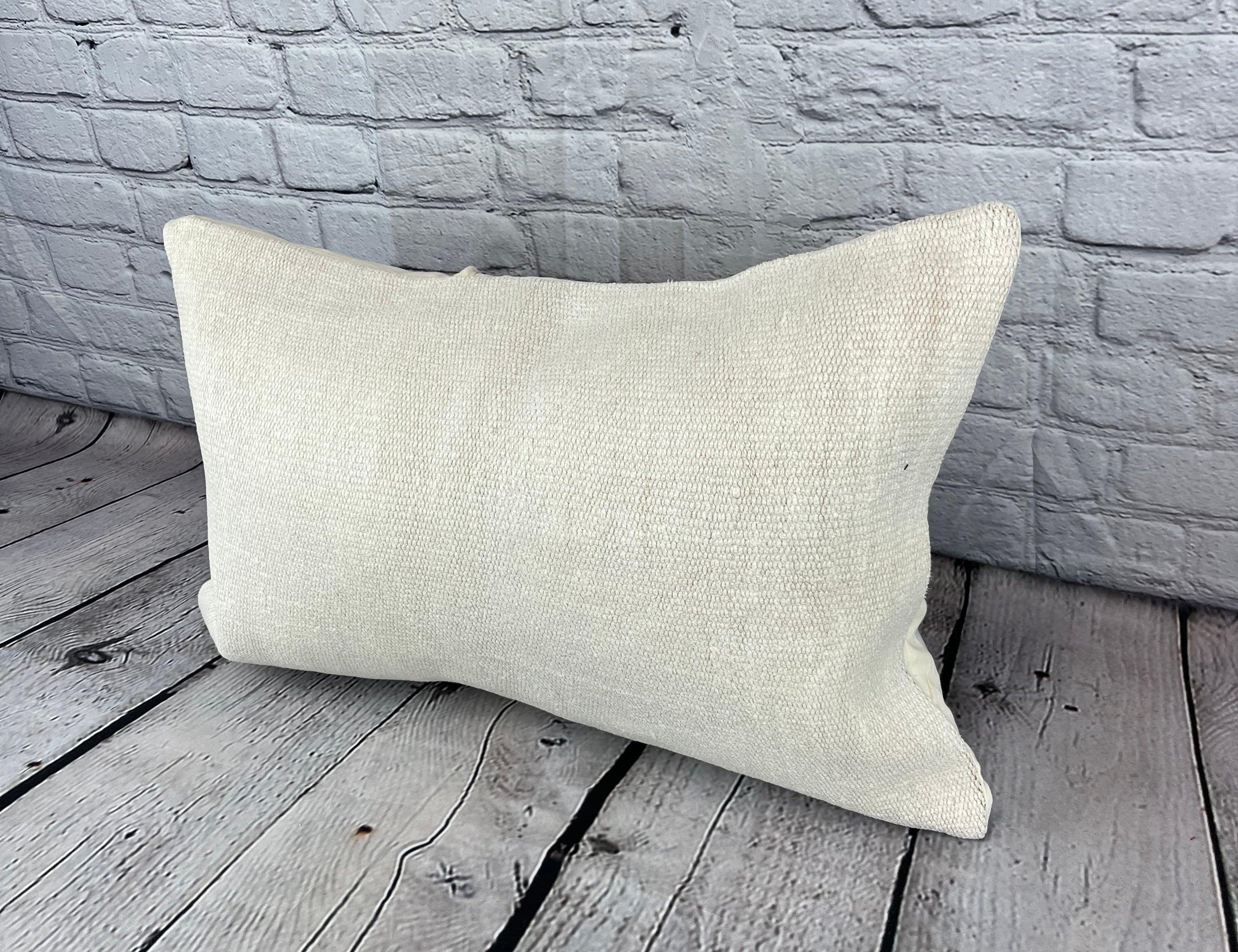 16 x 24 Hanf Kissen Türkisches Kissen Natürliches Weißes Kissen Kissenbezug #6149 Erhöhen Sie Ihr Heimdekor mit unserem Hanf Kissen Türkisches Kissen. Dieser exquisite, sorgfältig handgewebte Kissenbezug verleiht jedem Raum einen Hauch von Eleganz