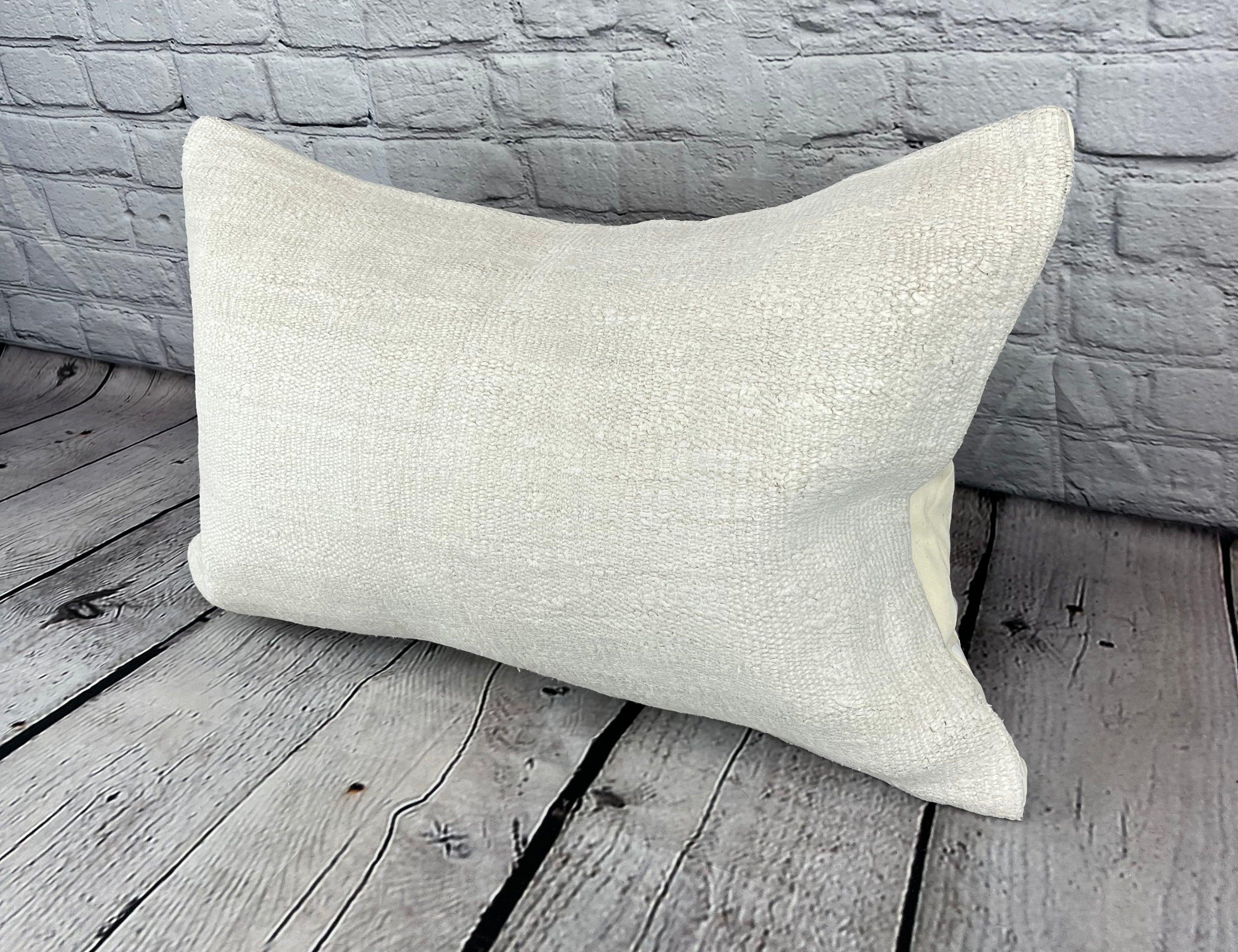 16 x 24 Cuscino in Canapa Cuscino Turco Nature Bianco Copricuscino #6150 Migliora l'arredamento della tua casa con il nostro Cuscino in Canapa Turco. Questo squisito copricuscino, meticolosamente tessuto a mano, aggiunge un tocco di eleganza e