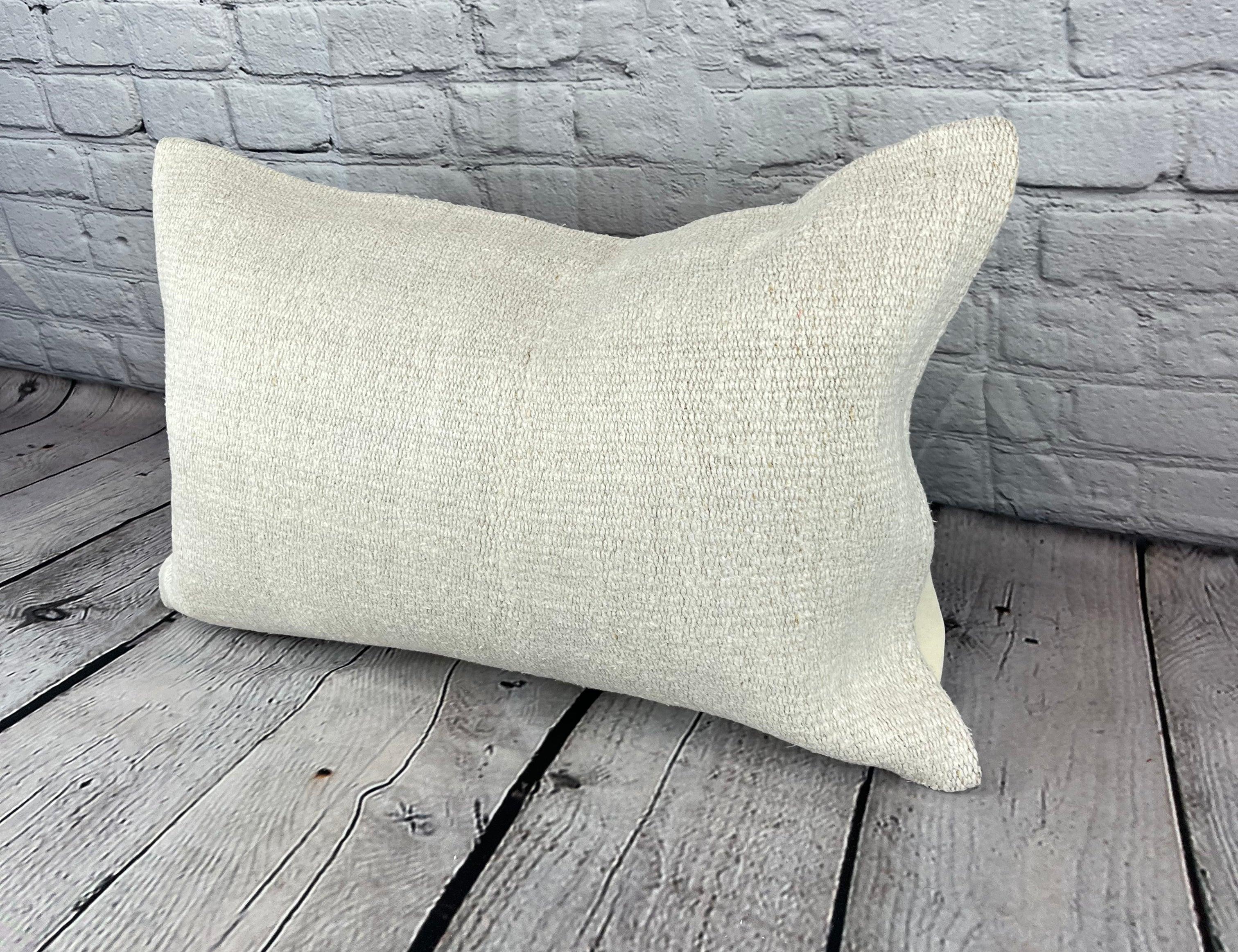 16 x 24 Hanf Kissen Türkisches Kissen Natürliches Weißes Kissen Kissenbezug #6151 Erhöhen Sie Ihr Heimdekor mit unserem Hanf Kissen Türkisches Kissen. Dieser exquisite, sorgfältig handgewebte Kissenbezug verleiht jedem Raum einen Hauch von Eleganz