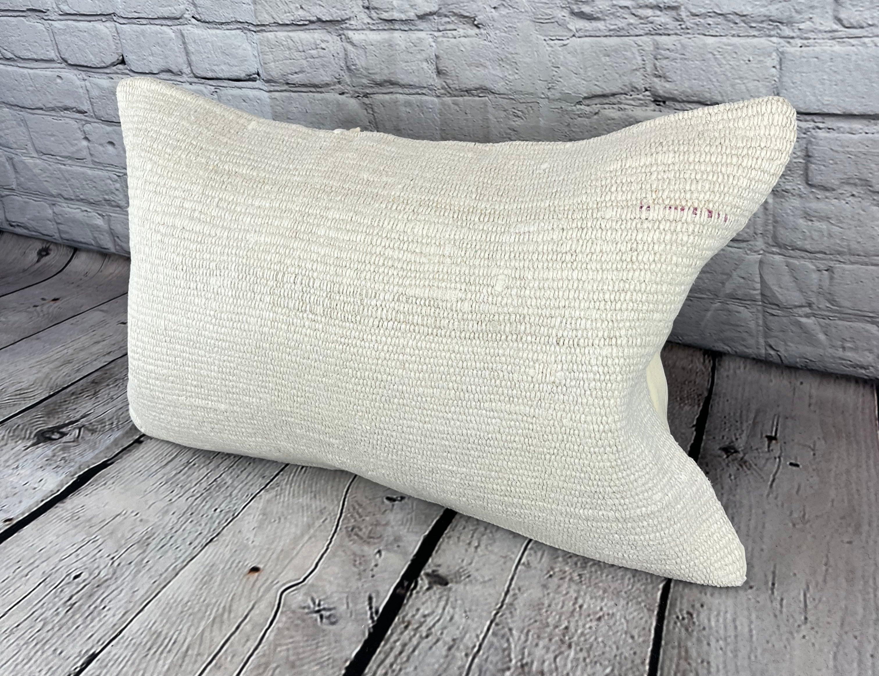 16 x 24 Hanf Kissen Türkisches Kissen Natürliches Weißes Kissen Kissenbezug #6153 Erhöhen Sie Ihr Heimdekor mit unserem Hanf Kissen Türkisches Kissen. Dieser exquisite, sorgfältig handgewebte Kissenbezug verleiht jedem Raum einen Hauch von Eleganz