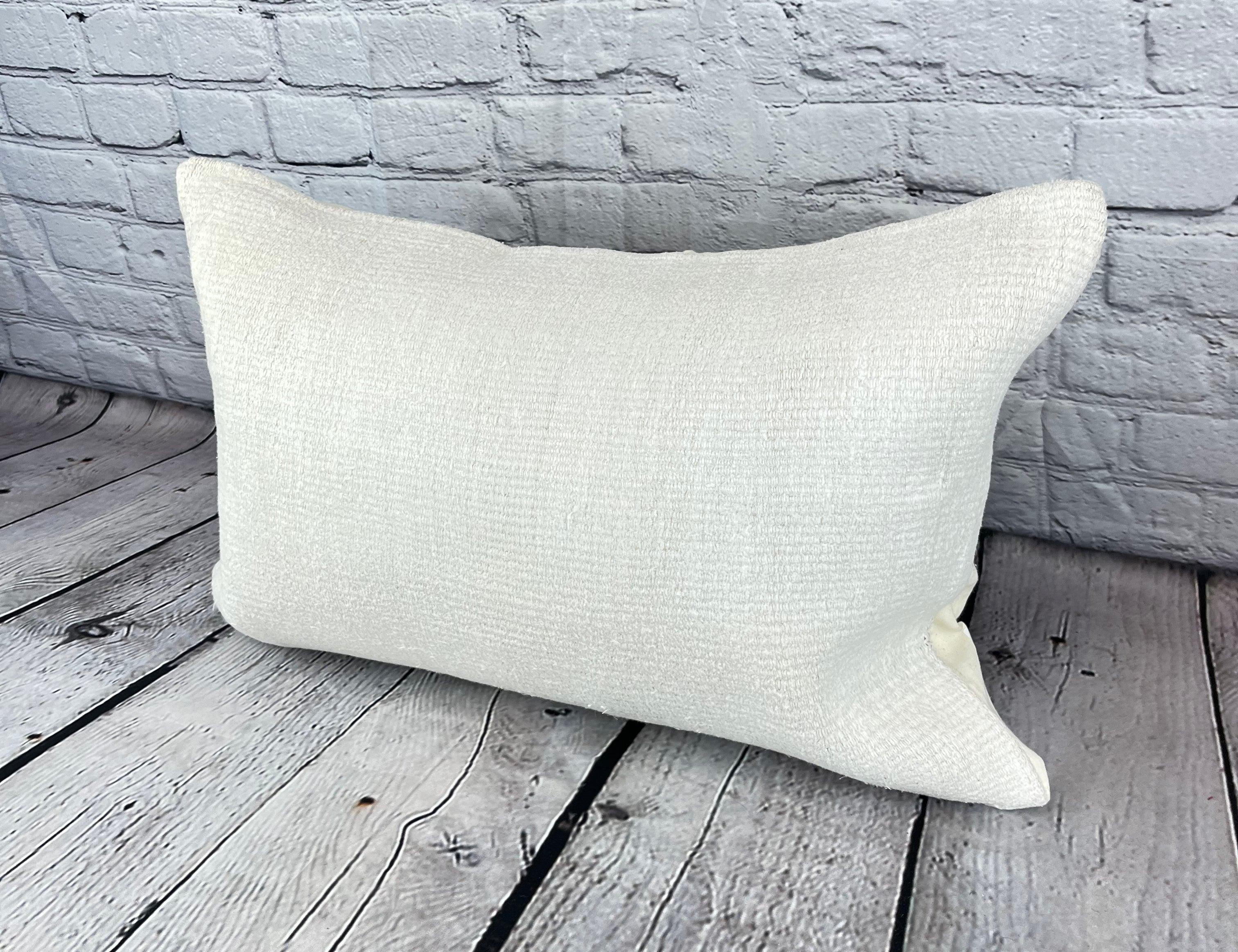 16 x 24 Hanf Kissen Türkisches Kissen Natürliches Weißes Kissen Kissenbezug #6154 Erhöhen Sie Ihre Wohnkultur mit unserem Hanf Kissen Türkisches Kissen. Dieser exquisite, sorgfältig handgewebte Kissenbezug verleiht jedem Raum einen Hauch von Eleganz