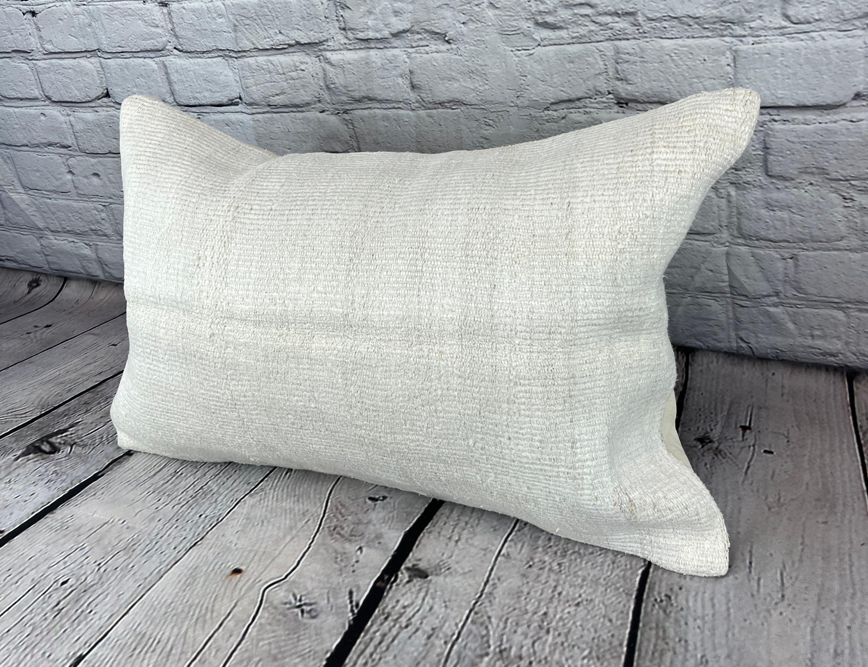 16 x 24 Hanf Kissen Türkisches Kissen Natürliches Weißes Kissen Kissenbezug #6155 Erhöhen Sie Ihre Wohnkultur mit unserem Hanf Kissen Türkisches Kissen. Dieser exquisite, sorgfältig handgewebte Kissenbezug verleiht jedem Raum einen Hauch von Eleganz