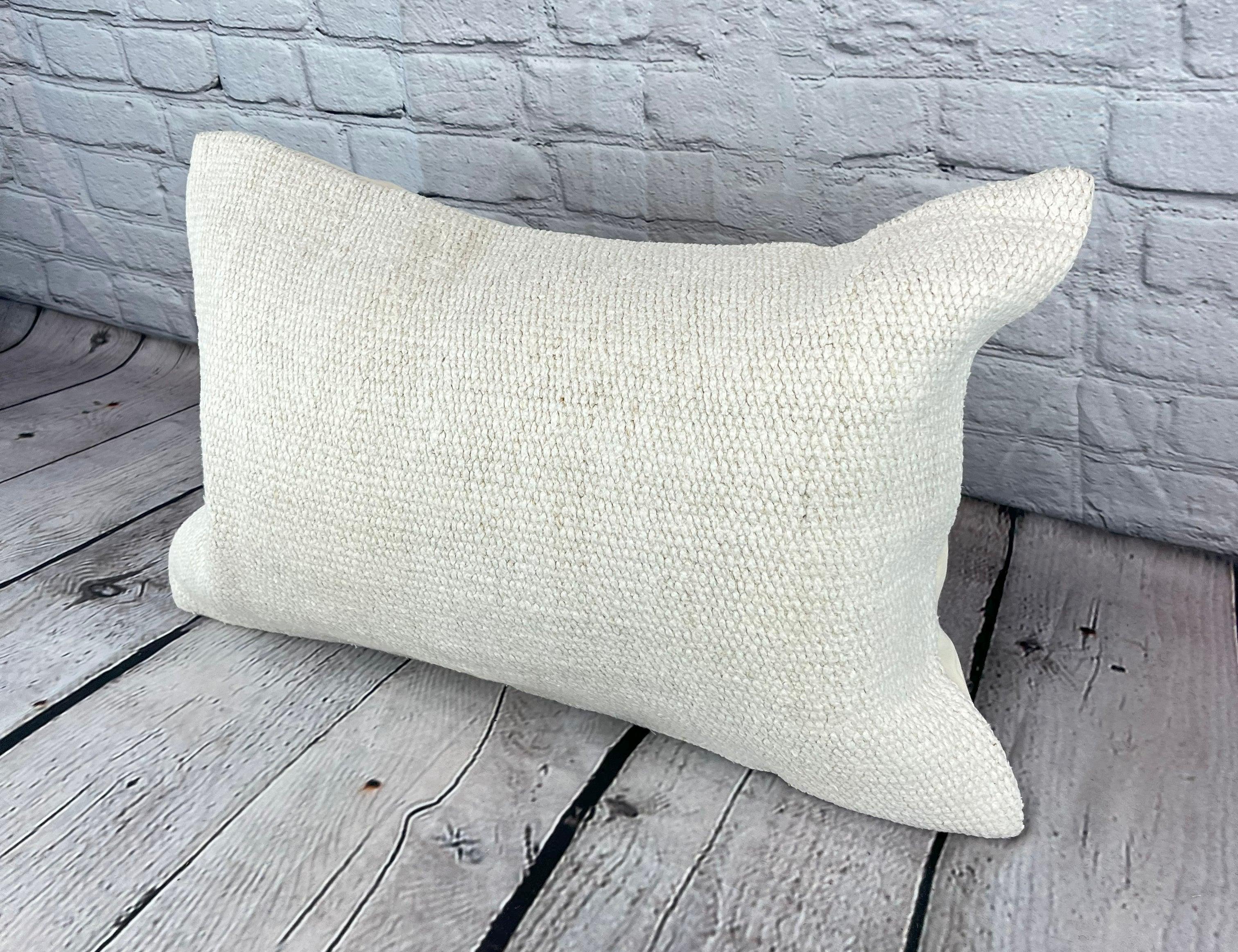 16 x 24 Cuscino in Canapa Cuscino Turco Nature Bianco Copricuscino #6159 Migliora l'arredamento della tua casa con il nostro Cuscino in Canapa Cuscino Turco. Questo squisito copricuscino, meticolosamente tessuto a mano, aggiunge un tocco di eleganza