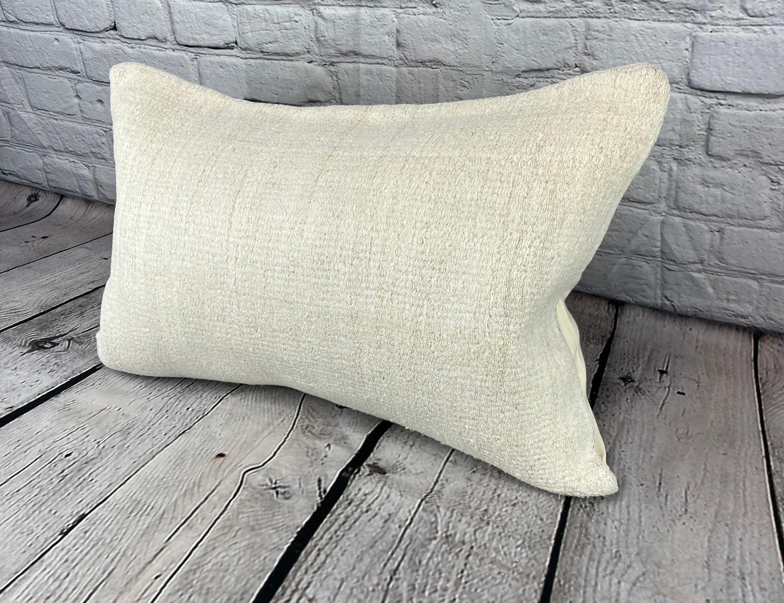 16 x 24 Cuscino in Canapa Cuscino Turco Nature Bianco Copricuscino #6161 Migliora l'arredamento della tua casa con il nostro Cuscino in Canapa Cuscino Turco. Questo squisito copricuscino, meticolosamente tessuto a mano, aggiunge un tocco di eleganza